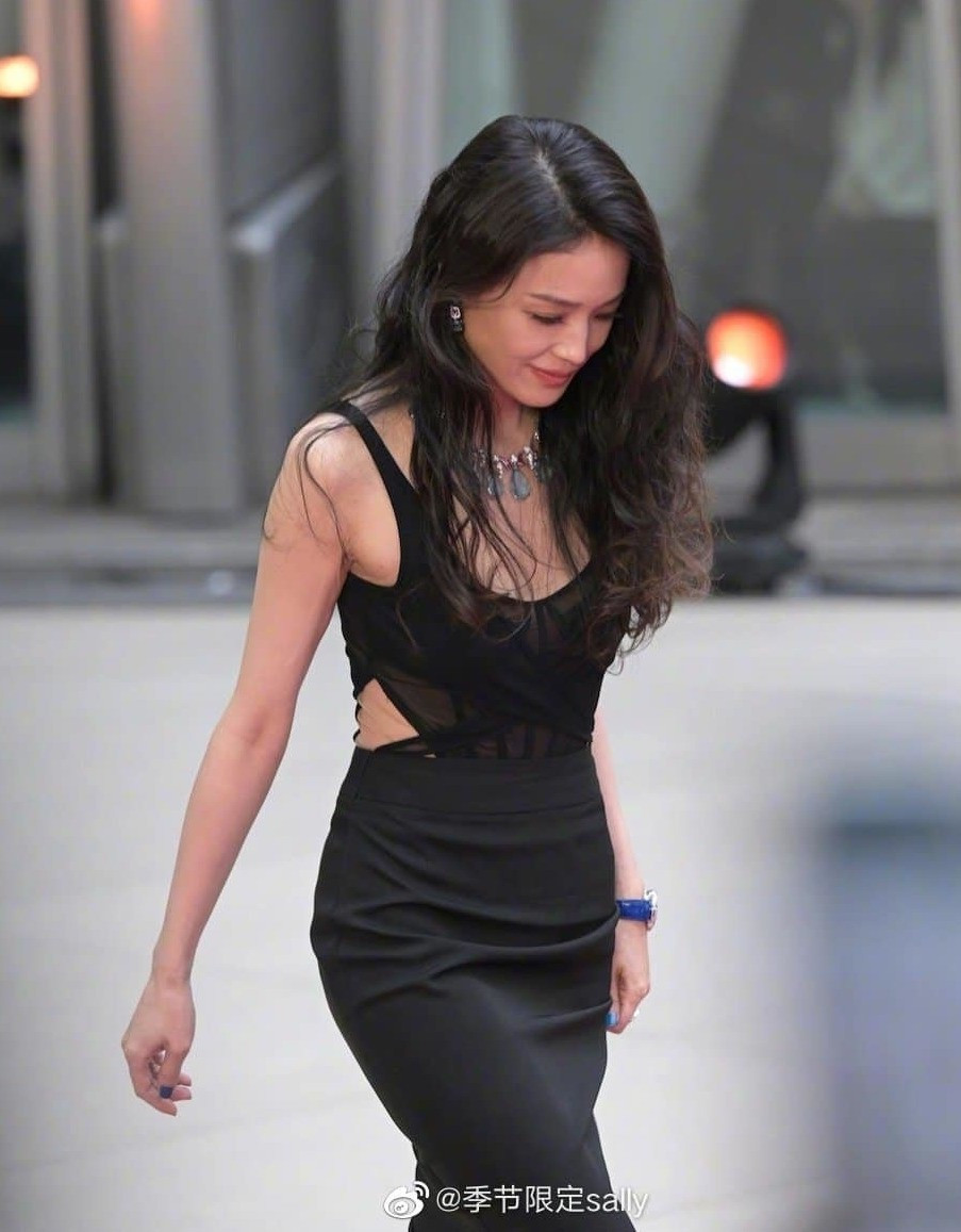 Thư Kỳ đẹp không góc chết ở tuổi 47.