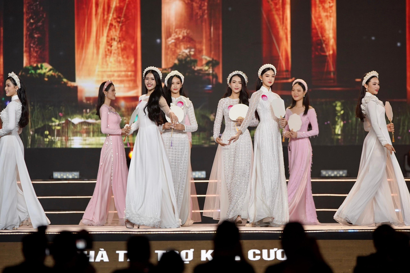 Sau màn đồng diễn mở màn múa trên nền nhạc Bạn đến từ đâu, các thí sinh bước vào phần thi áo dài, tôn vinh vẻ đẹp phụ nữ Việt Nam. 56 thí sinh chia thành ba nhóm để trình diễn bộ sưu tập của nhà thiết kế Võ Việt Chung, Đặng Trọng Minh Châu và Việt Hùng. Sau màn đồng diễn mở màn múa trên nền nhạc Bạn đến từ đâu, các thí sinh bước vào phần thi áo dài, tôn vinh vẻ đẹp phụ nữ Việt Nam. 56 thí sinh chia thành ba nhóm để trình diễn bộ sưu tập của nhà thiết kế Võ Việt Chung, Đặng Trọng Minh Châu và Việt Hùng.