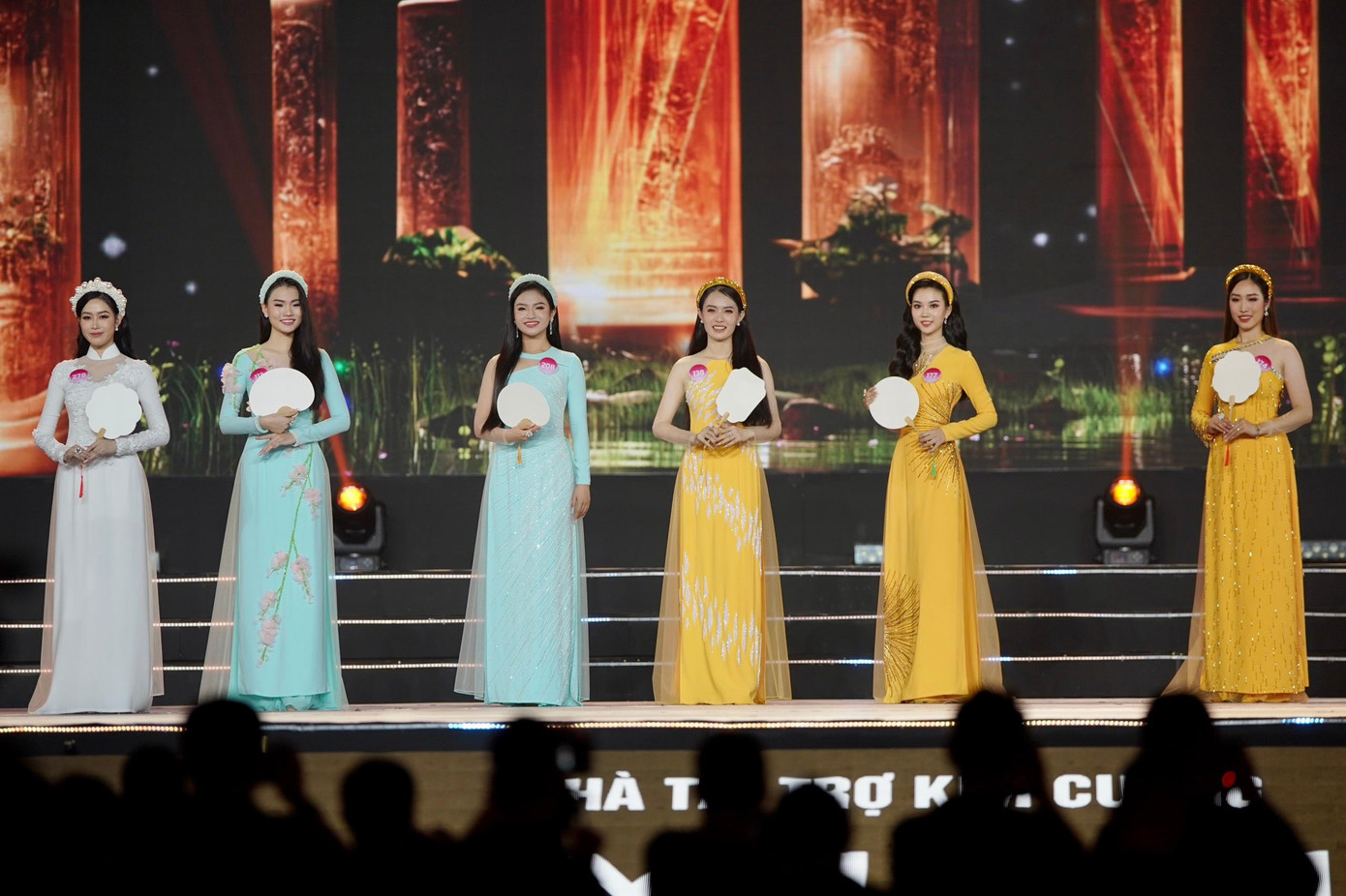 Thí sinh trình diễn áo dài của NTK Đặng Trọng Minh Châu. Thí sinh trình diễn áo dài của NTK Đặng Trọng Minh Châu.