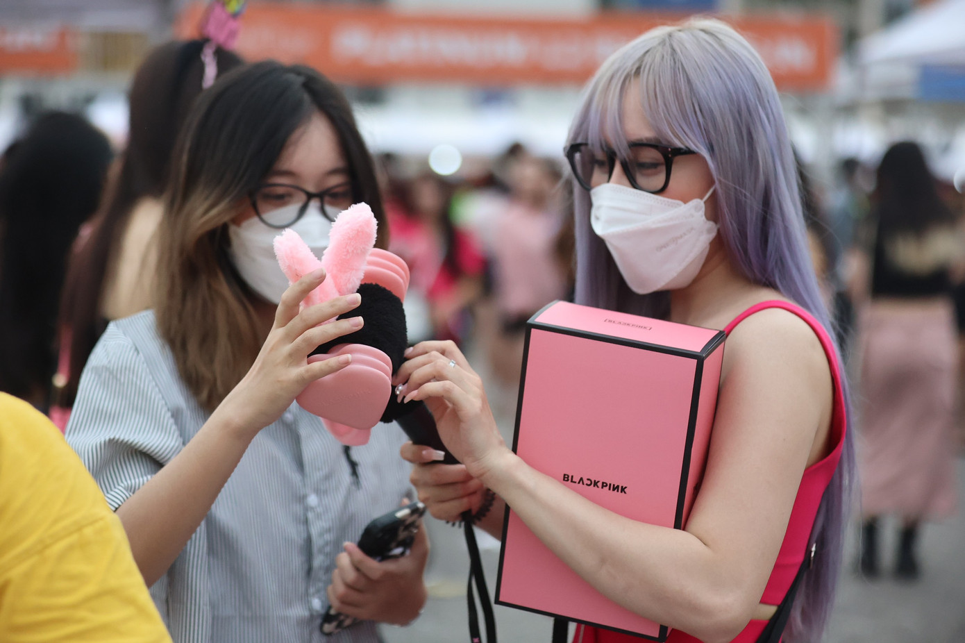 Lightstick, vật dụng liên quan là thứ không thể thiếu khi vào sân khấu xem BlackPink biểu diễn. Lightstick, vật dụng liên quan là thứ không thể thiếu khi vào sân khấu xem BlackPink biểu diễn.