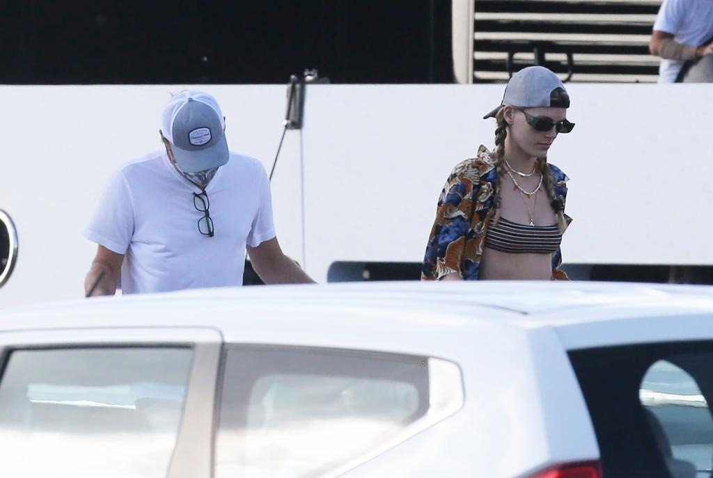 Leonardo DiCaprio và Victoria Lamas đón năm mới trên du thuyền.