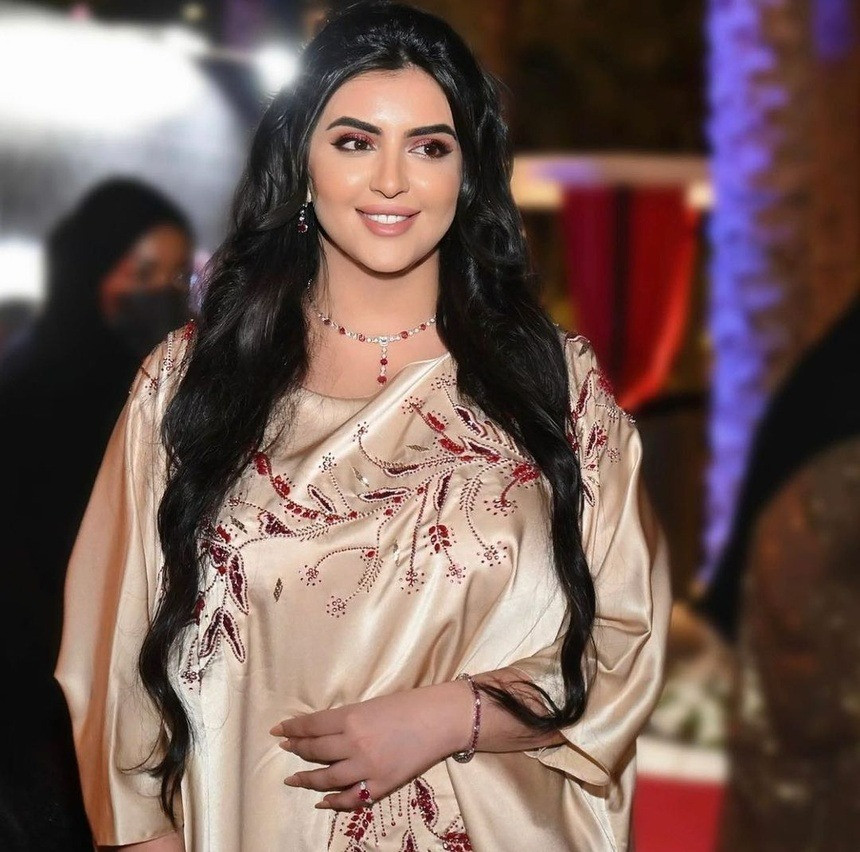 Cô là một trong số những người con thường xuất hiện trước công chúng nhất. Công chúa thường dự sự kiện, ngồi hàng ghế đầu những tuần lễ thời trang tổ chức ở Dubai.