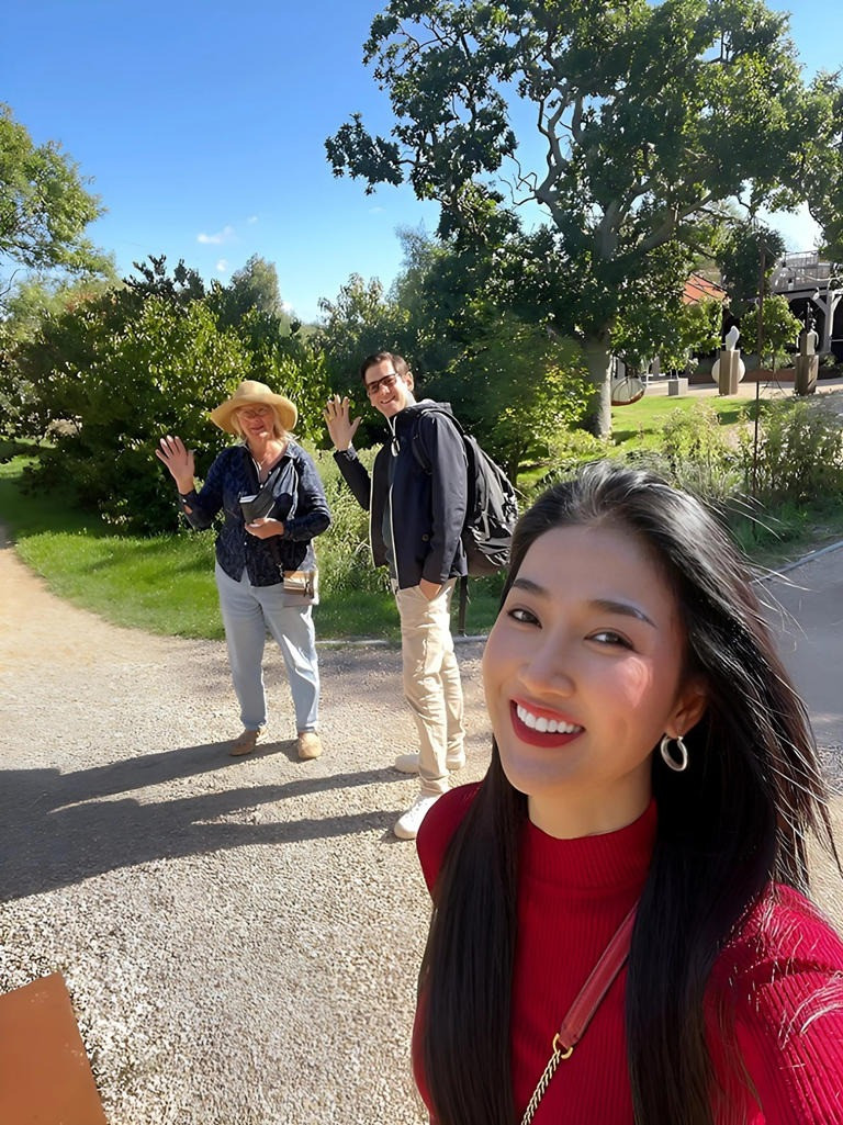 Diễn viên Luật trời chụp ảnh cùng mẹ của bạn trai trong chuyến du lịch London, Anh vào tháng 9/2022. Nữ diễn viên nói cô được mẹ của Alex đón tiếp niềm nở, không có khoảng cách. Diễn viên Luật trời chụp ảnh cùng mẹ của bạn trai trong chuyến du lịch London, Anh vào tháng 9/2022. Nữ diễn viên nói cô được mẹ của Alex đón tiếp niềm nở, không có khoảng cách.