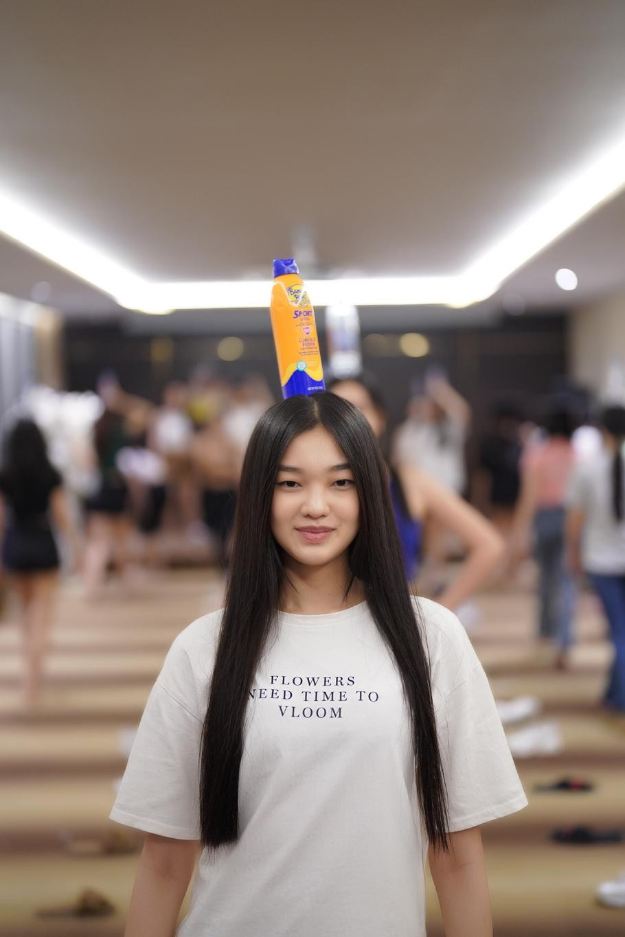 Hai gương mặt có chiều cao ấn tượng nhất Hoa hậu Việt Nam (1,75 m) Bé Quyên và Phương Thy trình diễn thuần thục.