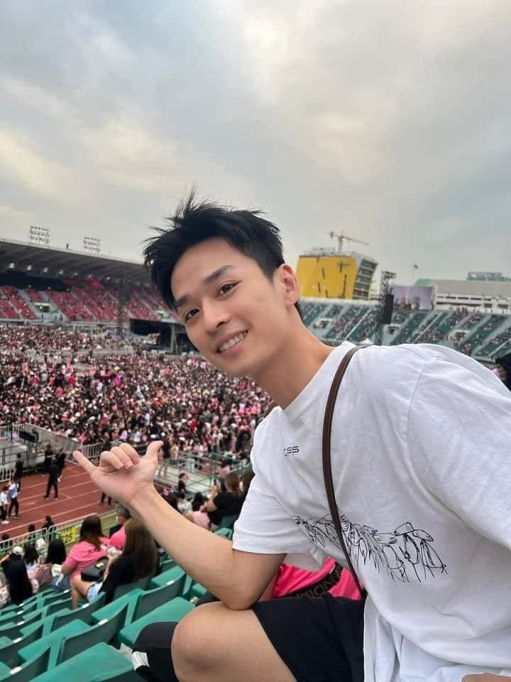 Ca sĩ Đỗ Hoàng Dương và diễn viên Trần Nghĩa đăng ảnh check-in tại khu vực trên khán đài. Không chỉ sao nữ, nhiều celeb nam có tình yêu đặc biệt với BlackPink và sang Thái cổ vũ thần tượng. Ca sĩ Đỗ Hoàng Dương và diễn viên Trần Nghĩa đăng ảnh check-in tại khu vực trên khán đài. Không chỉ sao nữ, nhiều celeb nam có tình yêu đặc biệt với BlackPink và sang Thái cổ vũ thần tượng.