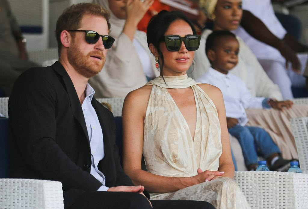 Trang phục của Meghan Markle khi đến Nigeria. Trang phục của Meghan Markle khi đến Nigeria.