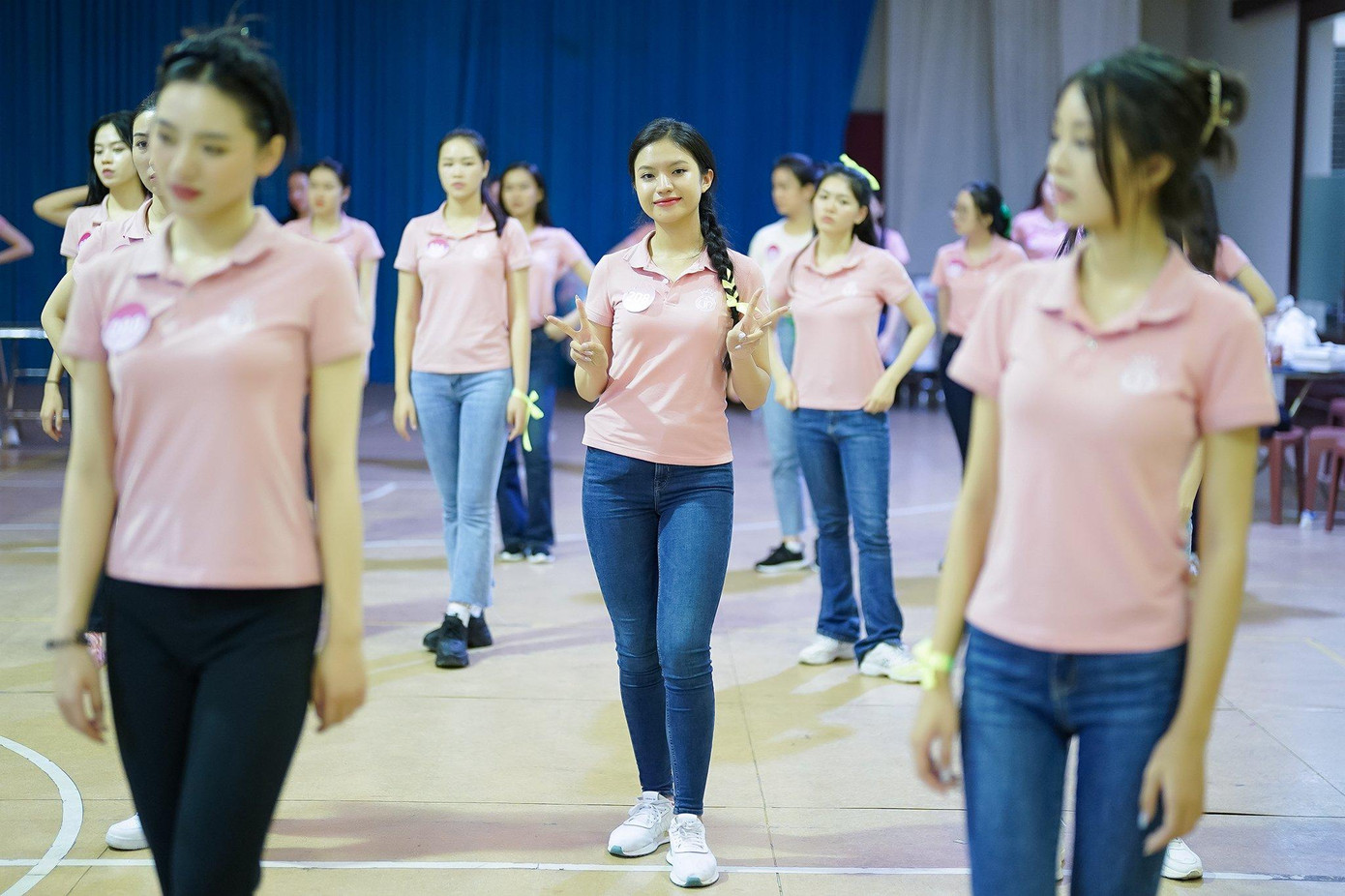 Dù phải liên tục tập luyện, nhưng khi bắt gặp ống kính phóng viên, các thí sinh vẫn giữ nở nụ cười tươi, thể hiện tinh thần không mệt mỏi.