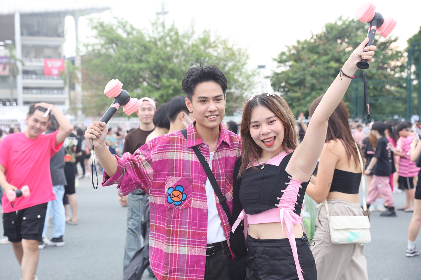 Một số thanh niên hộ tống bạn gái xem show, lên đồ &quot;hắc hường&quot; để phù hợp với trang phục của người yêu.