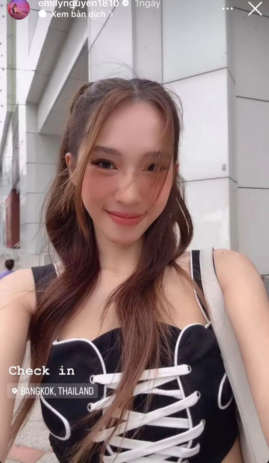 Ca sĩ Emily sang Thái cùng gia đình để ủng hộ nhóm nhạc thần tượng. Giọng ca Mượn rượu tỏ tình trẻ trung ở tuổi 34 khi theo đuổi phong cách cá tính. Song song đó, nam nhạc sĩ Hứa Kim Tuyền đăng ảnh check in tại khu vực trước sân khấu. Ca sĩ Emily sang Thái cùng gia đình để ủng hộ nhóm nhạc thần tượng. Giọng ca Mượn rượu tỏ tình trẻ trung ở tuổi 34 khi theo đuổi phong cách cá tính. Song song đó, nam nhạc sĩ Hứa Kim Tuyền đăng ảnh check in tại khu vực trước sân khấu.