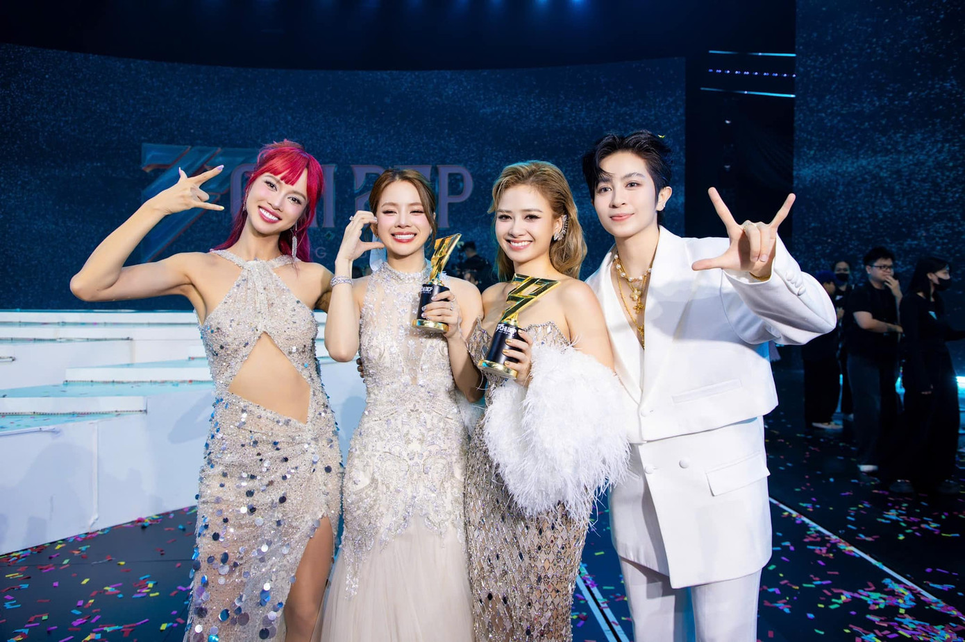 Dương Hoàng Yến (thứ hai từ phải sang) được chú ý sau Chị đẹp mùa 2. Dương Hoàng Yến (thứ hai từ phải sang) được chú ý sau Chị đẹp mùa 2.