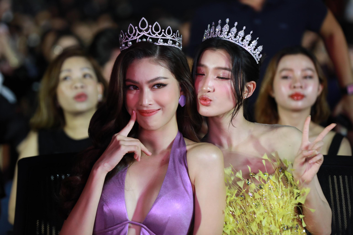 Khoảnh khắc đáng yêu của hai nàng hậu Gen Z dưới ống kính phóng viên.