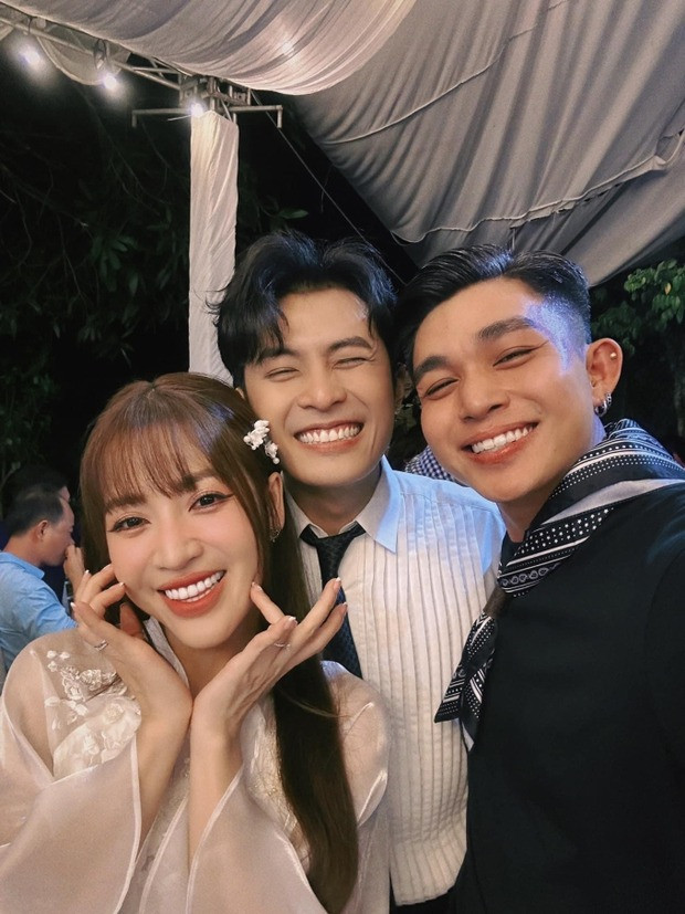 Dàn sao đổ bộ Đồng Tháp mừng cưới Puka và Gin Tuấn Kiệt trong tối 15/11. Jun Phạm là nhân vật không thiếu trong chuỗi sự kiện cưới của hai diễn viên Gia đình là số một.