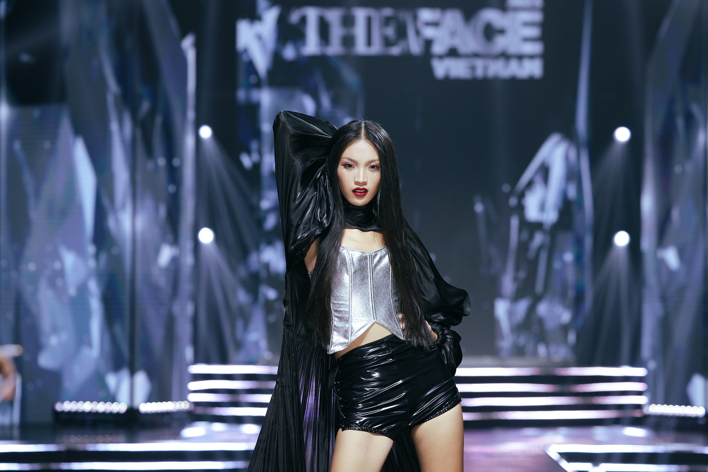 Tú Anh tại phần thi tạo dáng trực tiếp trên sân khấu. Phần biểu diễn tung váy trên sân khấu của cô gái cao 1,78 m nhận nhiều lời khen trên mạng xã hội.