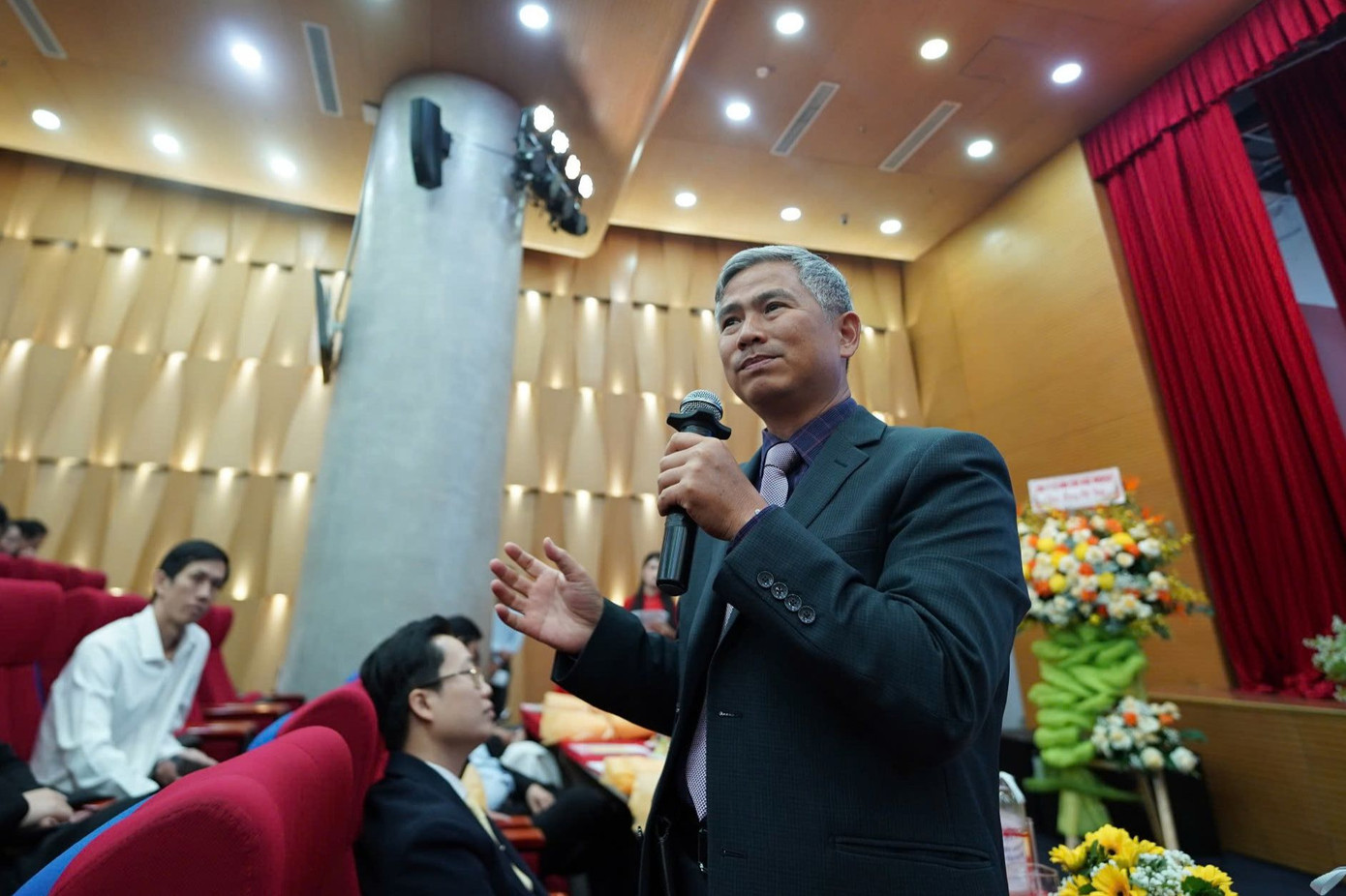 TS.BS Trần Chí Cường - Chủ tịch Hội Can thiệp Thần kinh TPHCM, Giám đốc Bệnh viện Đa khoa Quốc tế S.I.S Cần Thơ - tại phiên thảo luận đối tượng nên tầm soát đột quỵ. TS.BS Trần Chí Cường - Chủ tịch Hội Can thiệp Thần kinh TPHCM, Giám đốc Bệnh viện Đa khoa Quốc tế S.I.S Cần Thơ - tại phiên thảo luận đối tượng nên tầm soát đột quỵ.