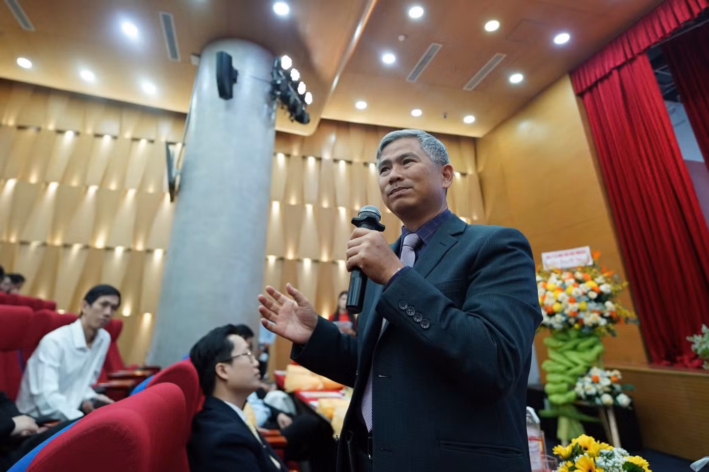 TS.BS Trần Chí Cường - Chủ tịch Hội Can thiệp Thần kinh TPHCM, Giám đốc Bệnh viện Đa khoa Quốc tế S.I.S Cần Thơ - tại phiên thảo luận đối tượng nên tầm soát đột quỵ.