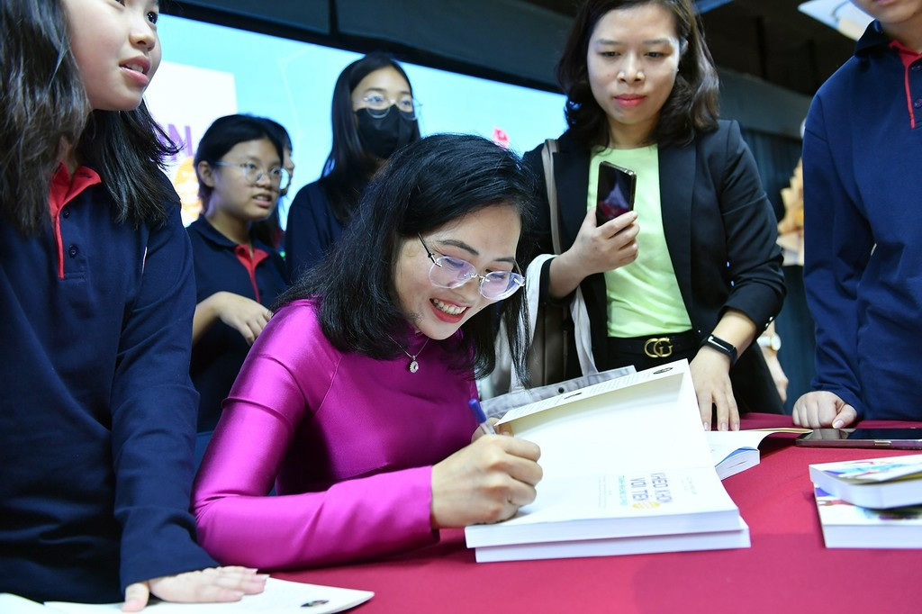 Tác giả Lê Thị Thúy Sen ký tặng sách độc giả.