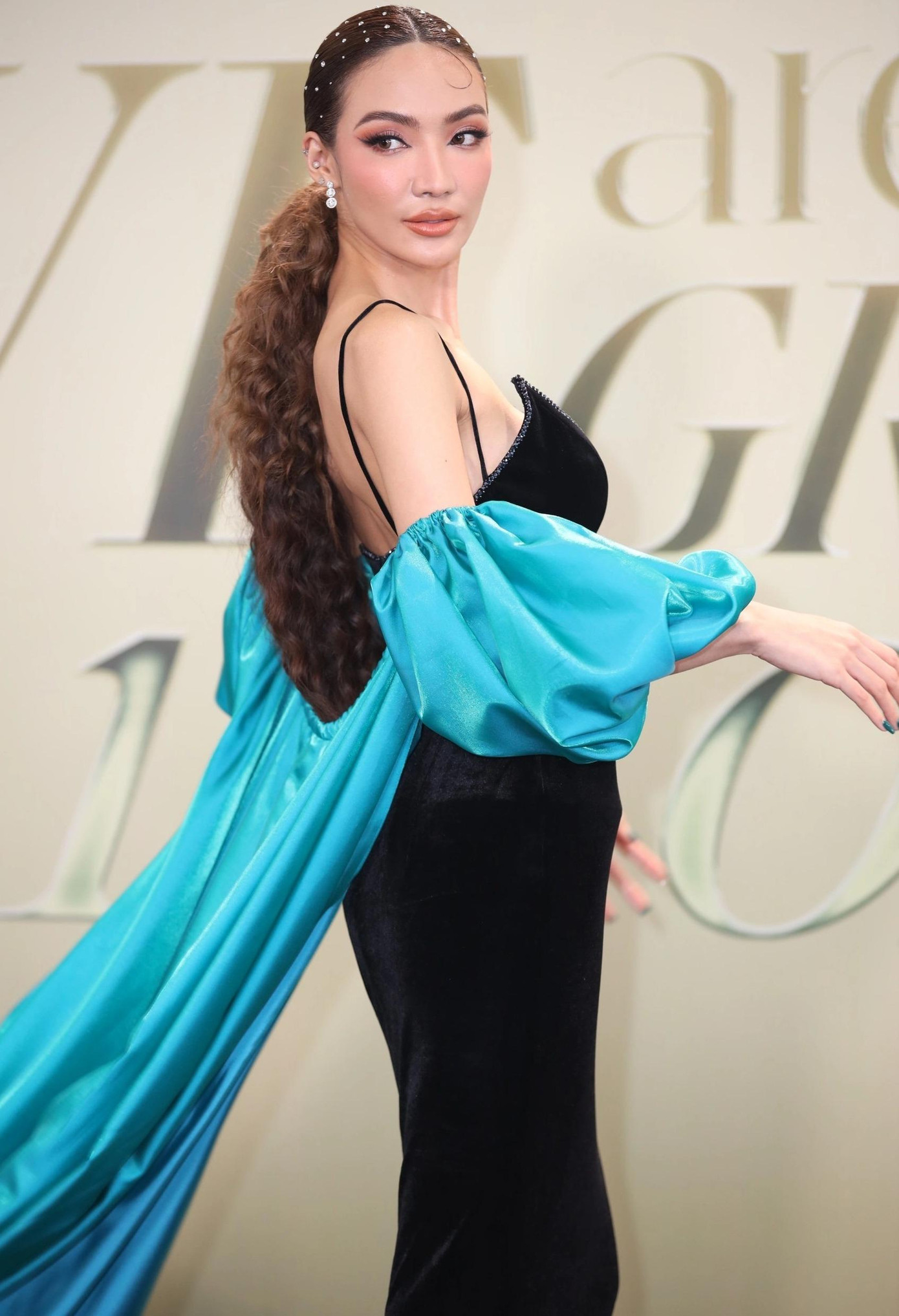 Người đẹp Waruchana Radomlek xuất hiện với phong cách gợi cảm. Phần tà bồng bềnh phía sau làm tôn lên vẻ uyển chuyển của cô khi bước đi trên thảm đỏ. Trong hai ngày qua, hai á hậu người Thái Lan hướng dẫn catwalk cho các thí sinh Miss Grand Vietnam 2022.