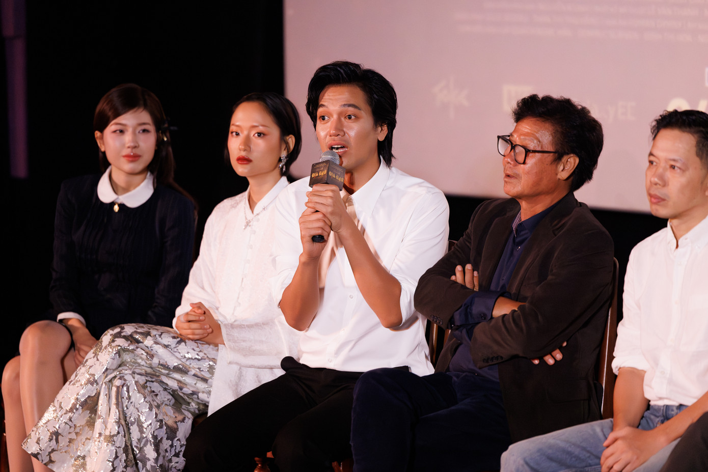 Thái Hòa (trên, cầm micro) và Quang Tuấn (cầm micro ảnh dưới) chia sẻ tại showcase. Thái Hòa (trên, cầm micro) và Quang Tuấn (cầm micro ảnh dưới) chia sẻ tại showcase.