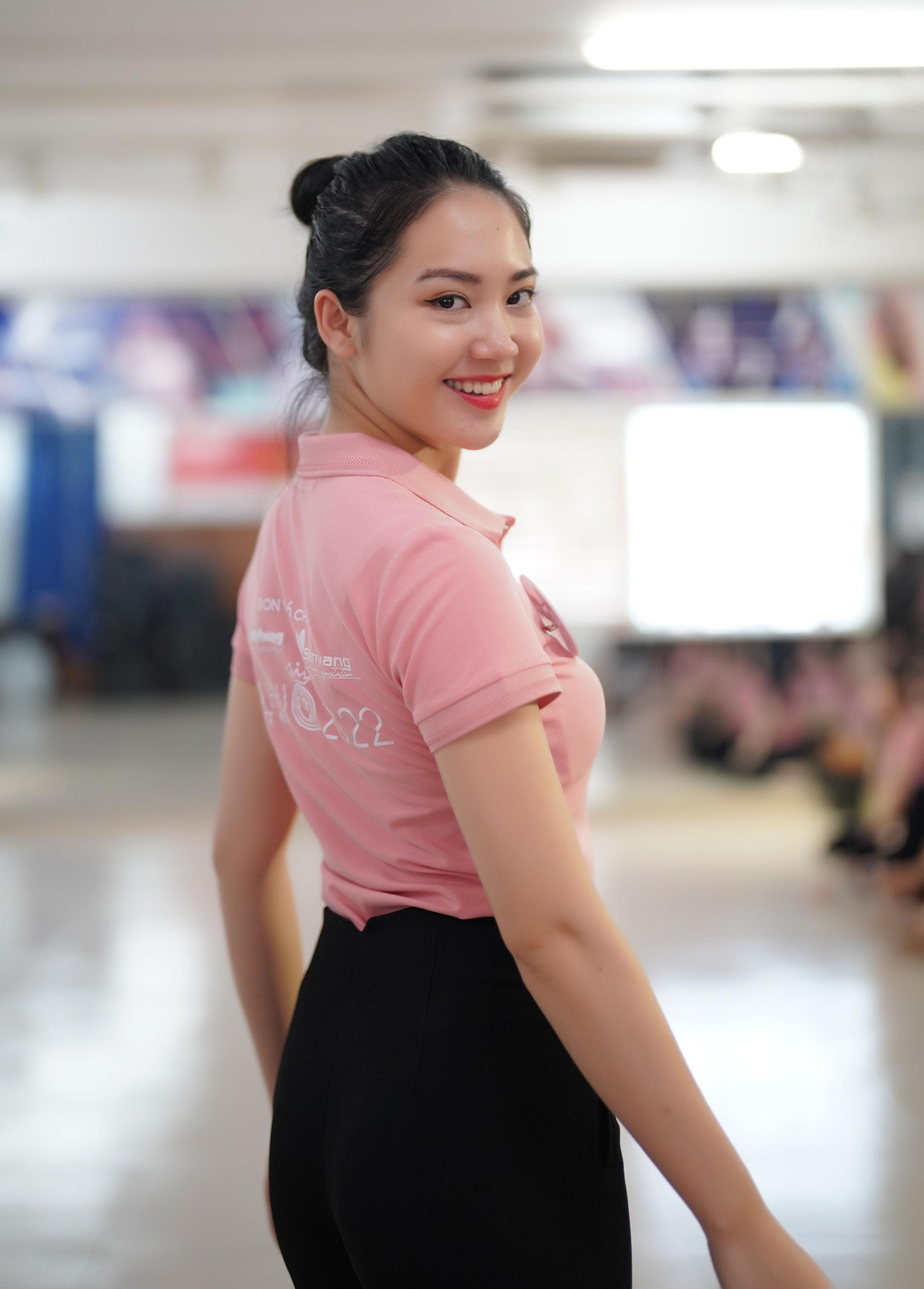 Sau ba ngày tập luyện, thí sinh tự tin thể hiện bản thân trước huấn luyện viên, ống kính máy ảnh. Nụ cười của các cô gái cải thiện nhiều sau khi được hướng dẫn.