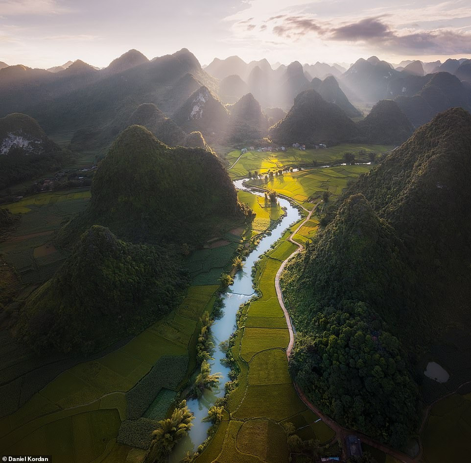 Bức ảnh trên không cho thấy dòng Quây Sơn uốn lượn qua vùng núi Cao Bằng. "Những thửa ruộng bậc thang rực rỡ, dòng sông quanh co mang đến cho tôi vô vàn cơ hội ghi lại cảnh đẹp của Việt Nam", Daniel nói.