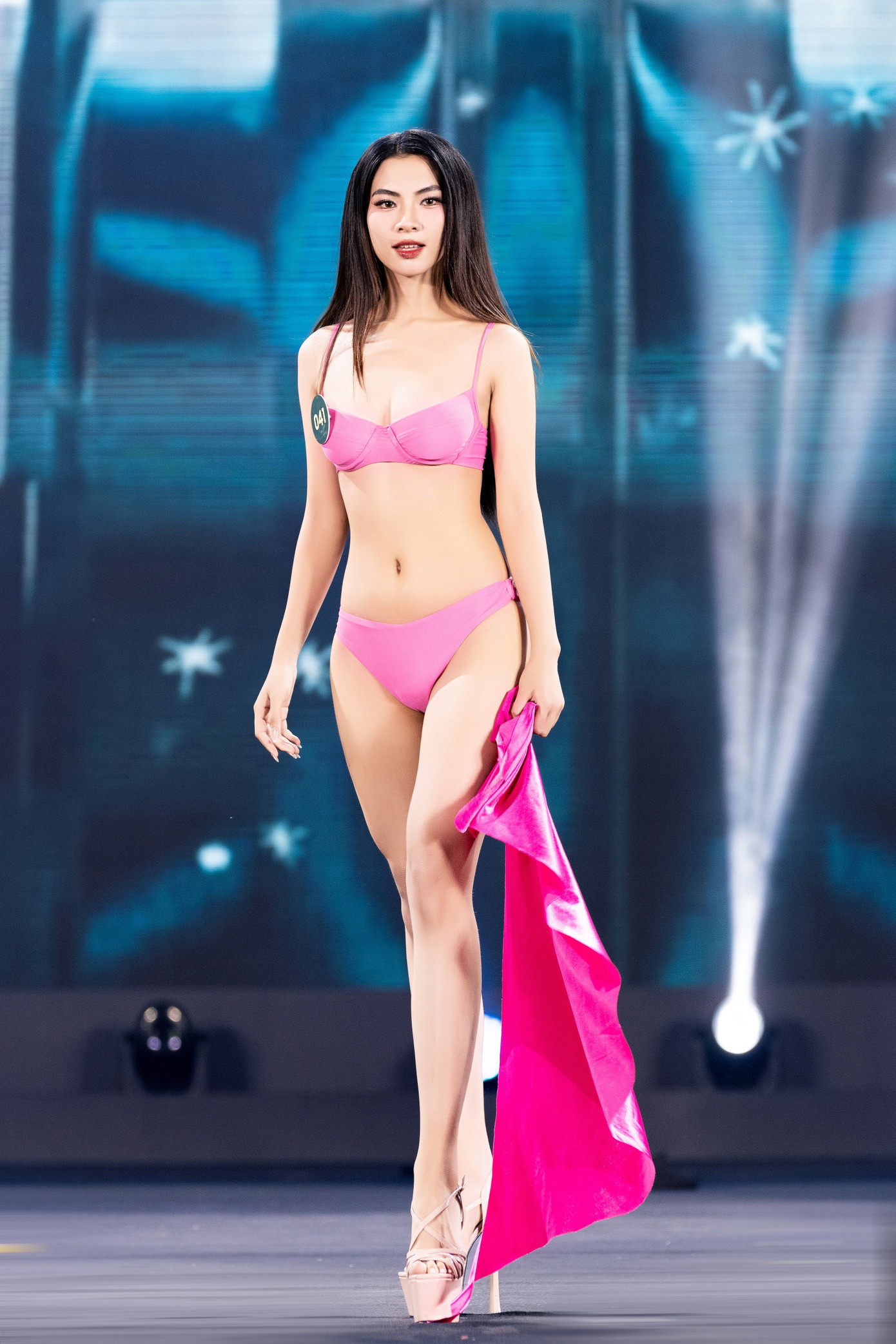 Thí sinh Người đẹp Tây Đô có màn trình diễn tự tin, khoe được lợi thế hình thể.