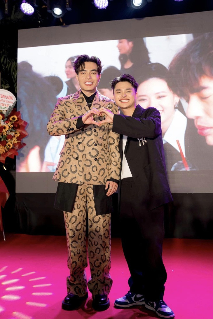 Lê Dương Bảo Lâm gần đây thường xuất hiện chung với Hải Vót. Lê Dương Bảo Lâm gần đây thường xuất hiện chung với Hải Vót.