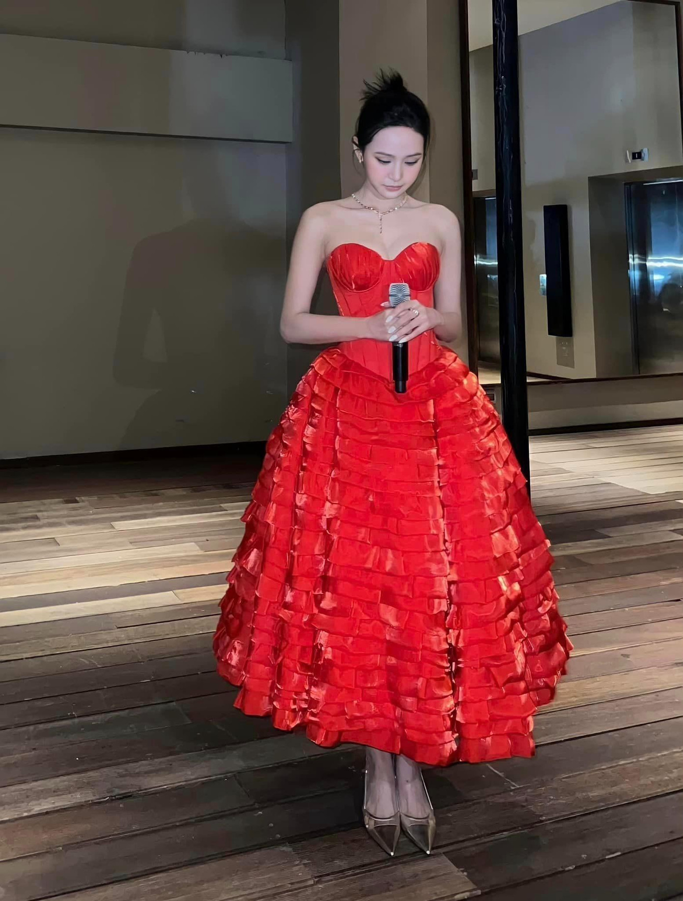 Hiền Hồ trở lại bằng đêm nhạc diễn ra tối 11/9 sau 6 tháng vướng scandal "anh em nương tựa". Ảnh: FBNV.