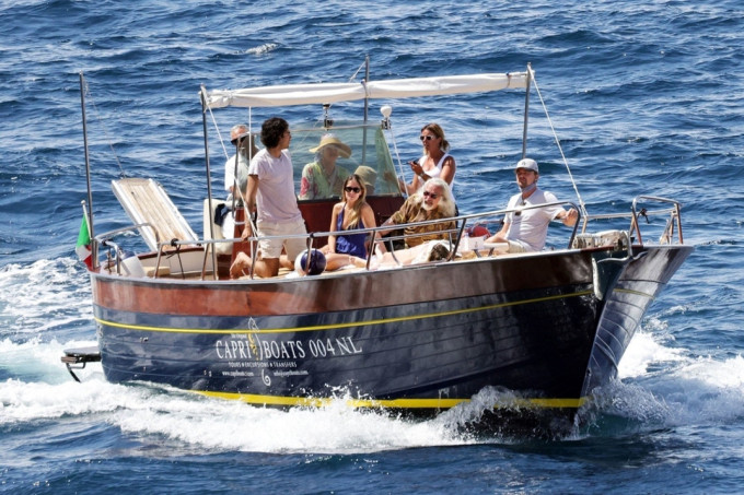 Leonardo DiCaprio du lịch cùng gia đình. Leonardo DiCaprio du lịch cùng gia đình.