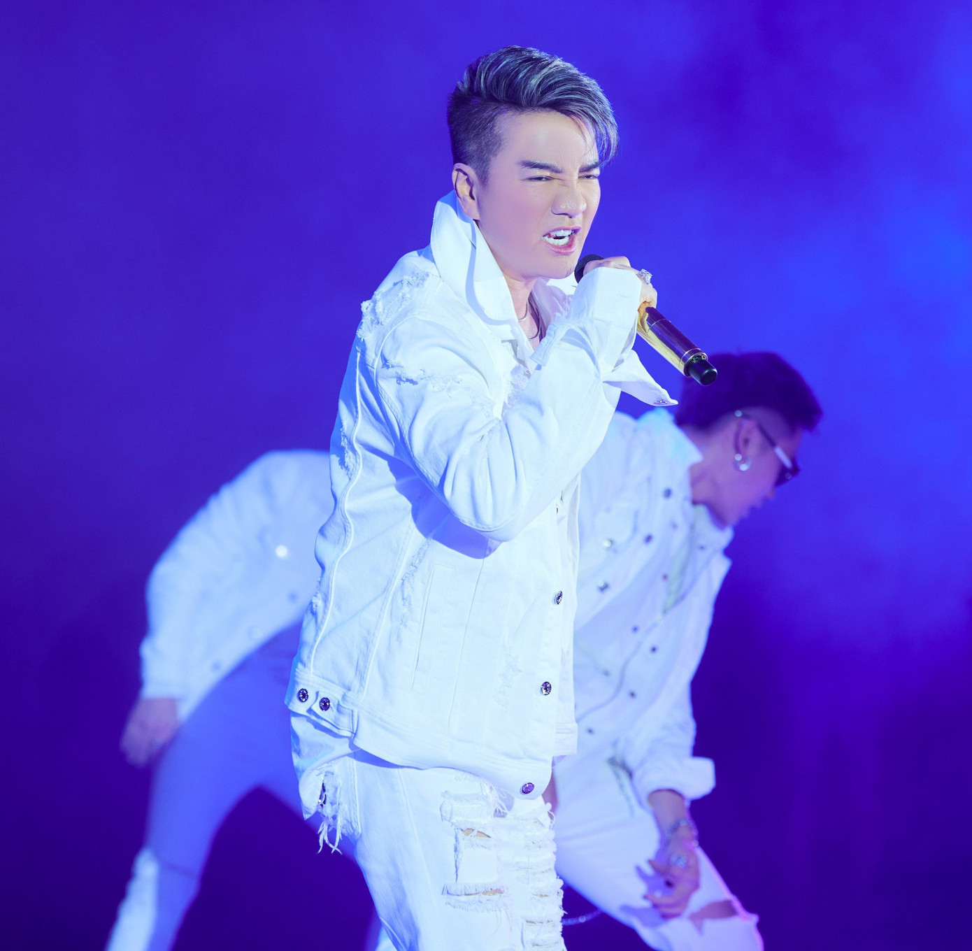 Đàm Vĩnh Hưng khuấy động sân khấu khi biểu diễn Hoa biển tình, Anh lo cho em hết, Sợ yêu.