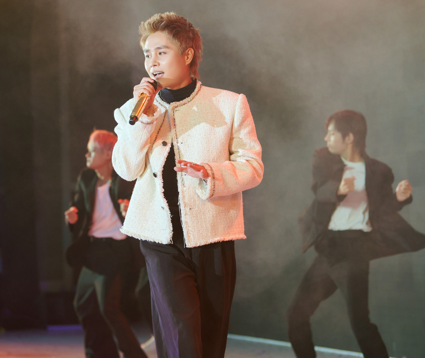 Tăng Duy Tân là ca sĩ khách mời trẻ nhất trong tiệc. Giọng ca Dạ vũ nói anh thấy áp lực khi xuất hiện trong show toàn ca sĩ nổi tiếng. Nam ca sĩ mặc áo len, kết hợp quần ống phong cách sàn nhảy thập niên 1970.