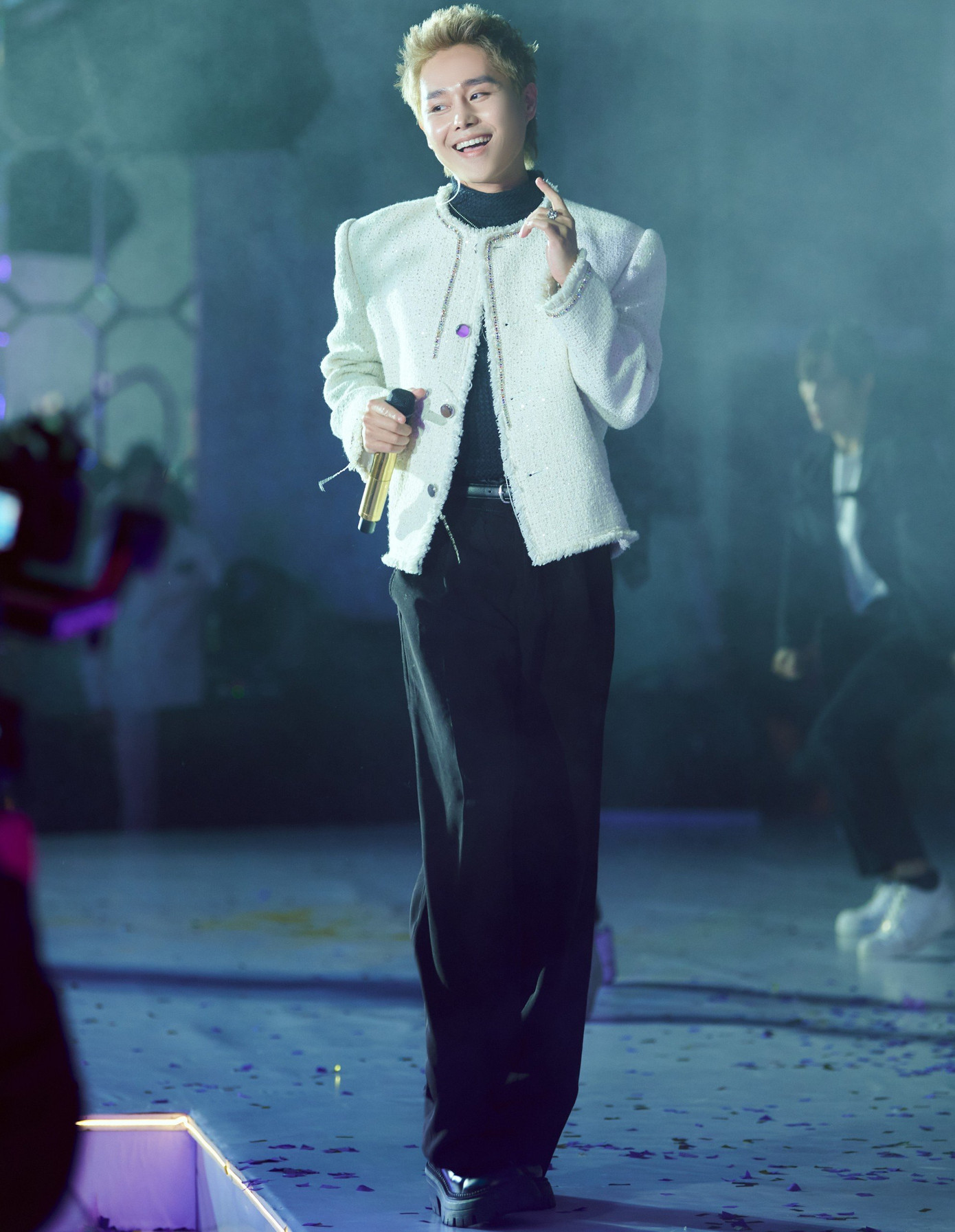 Tăng Duy Tân là ca sĩ khách mời trẻ nhất trong tiệc. Giọng ca Dạ vũ nói anh thấy áp lực khi xuất hiện trong show toàn ca sĩ nổi tiếng. Nam ca sĩ mặc áo len, kết hợp quần ống phong cách sàn nhảy thập niên 1970.