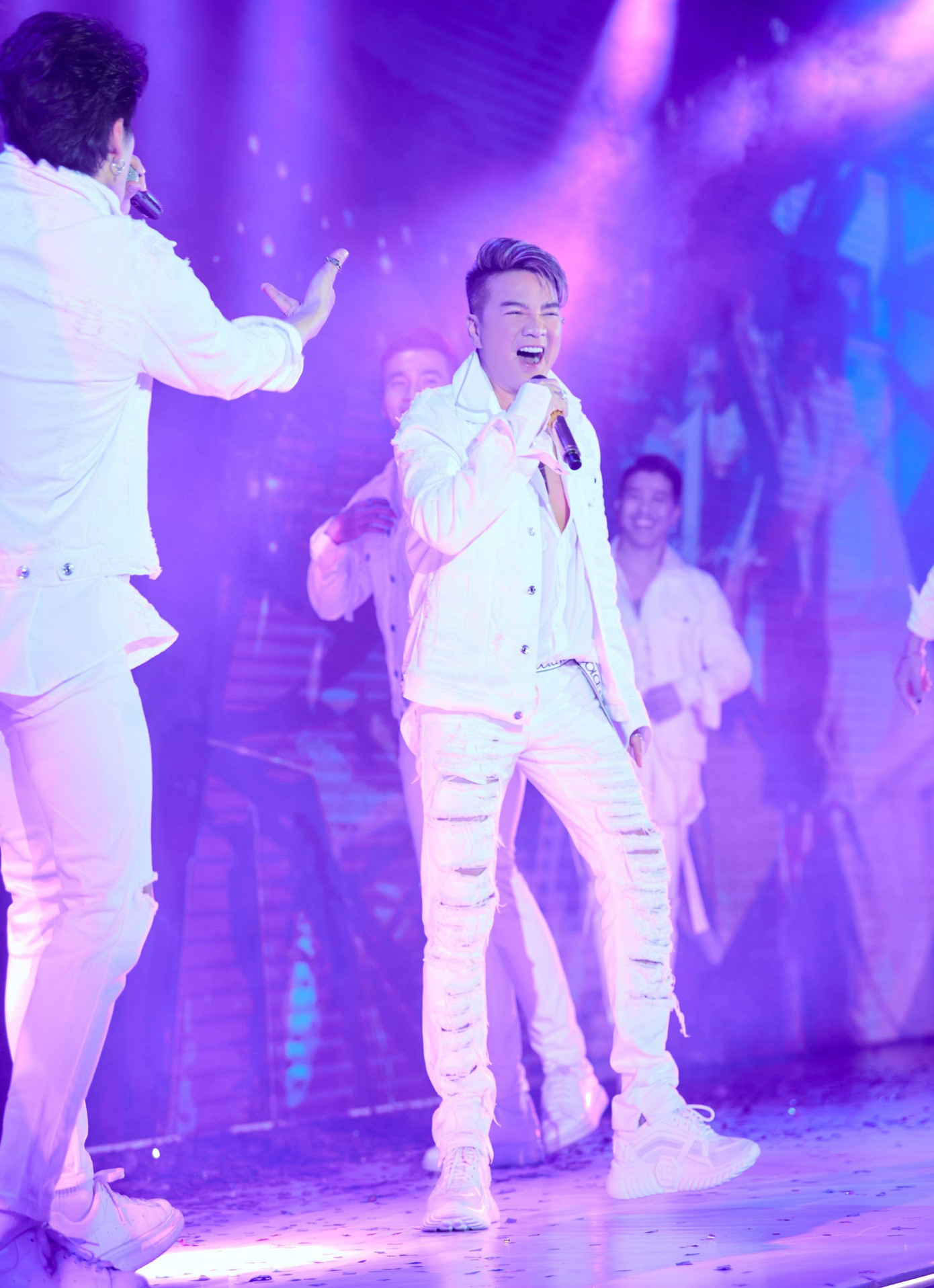 Đàm Vĩnh Hưng khuấy động sân khấu khi biểu diễn Hoa biển tình, Anh lo cho em hết, Sợ yêu.