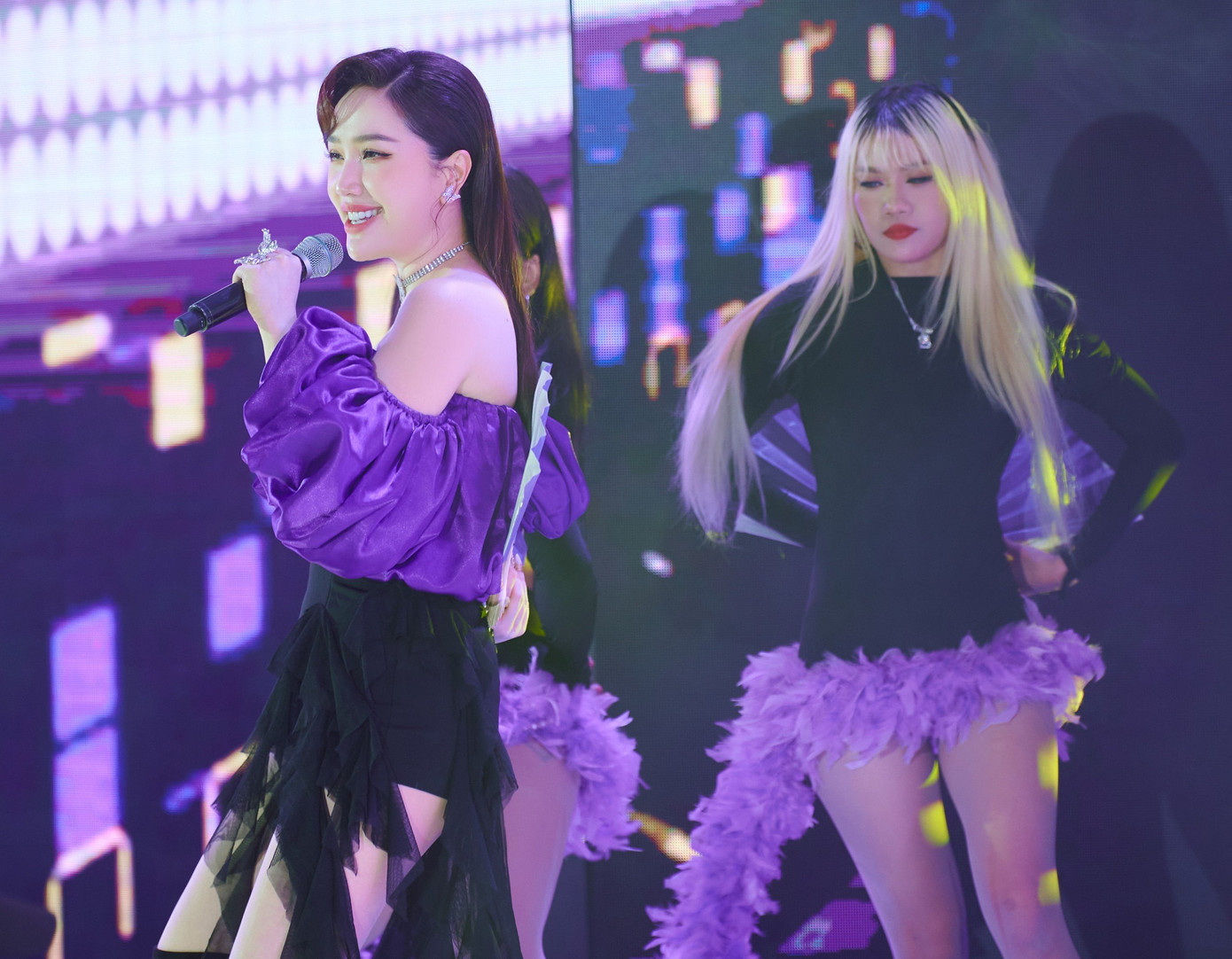 Trong đêm nhạc, nữ ca sĩ hát ca khúc I'm sorry babe. Bảo Thy cho biết cô vừa giảm thêm 3 kg, lấy lại vóc dáng trước lúc chưa sinh con.