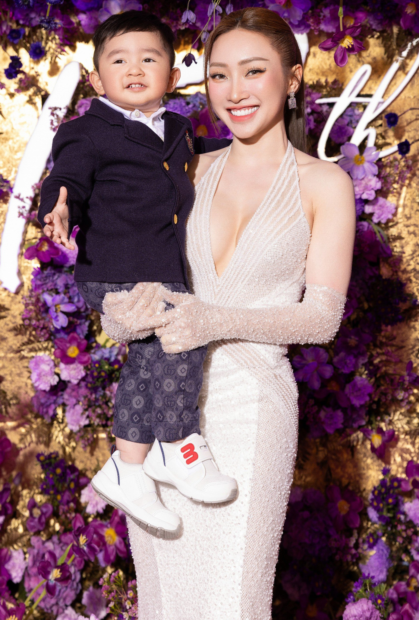 Lý Thùy Chang bế con nhỏ dự đêm nhạc. Cô diện hai bộ trang phục hơi hướm cổ điển, khoe dáng đồng hồ cát.