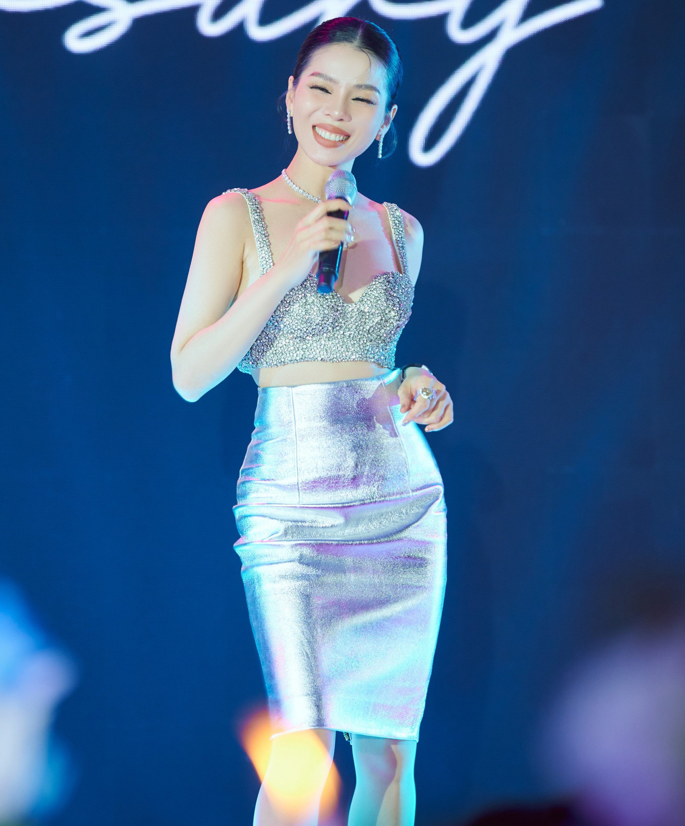 Ca sĩ 42 tuổi khoe thân hình thon gọn sau khi cởi bỏ áo khoác lông. Nữ ca sĩ biểu diễn nhiều bản hit gắn với tên tuổi như Đắng cay, Nếu như ngày đó, Bên em là biển rộng… trong đêm nhạc.