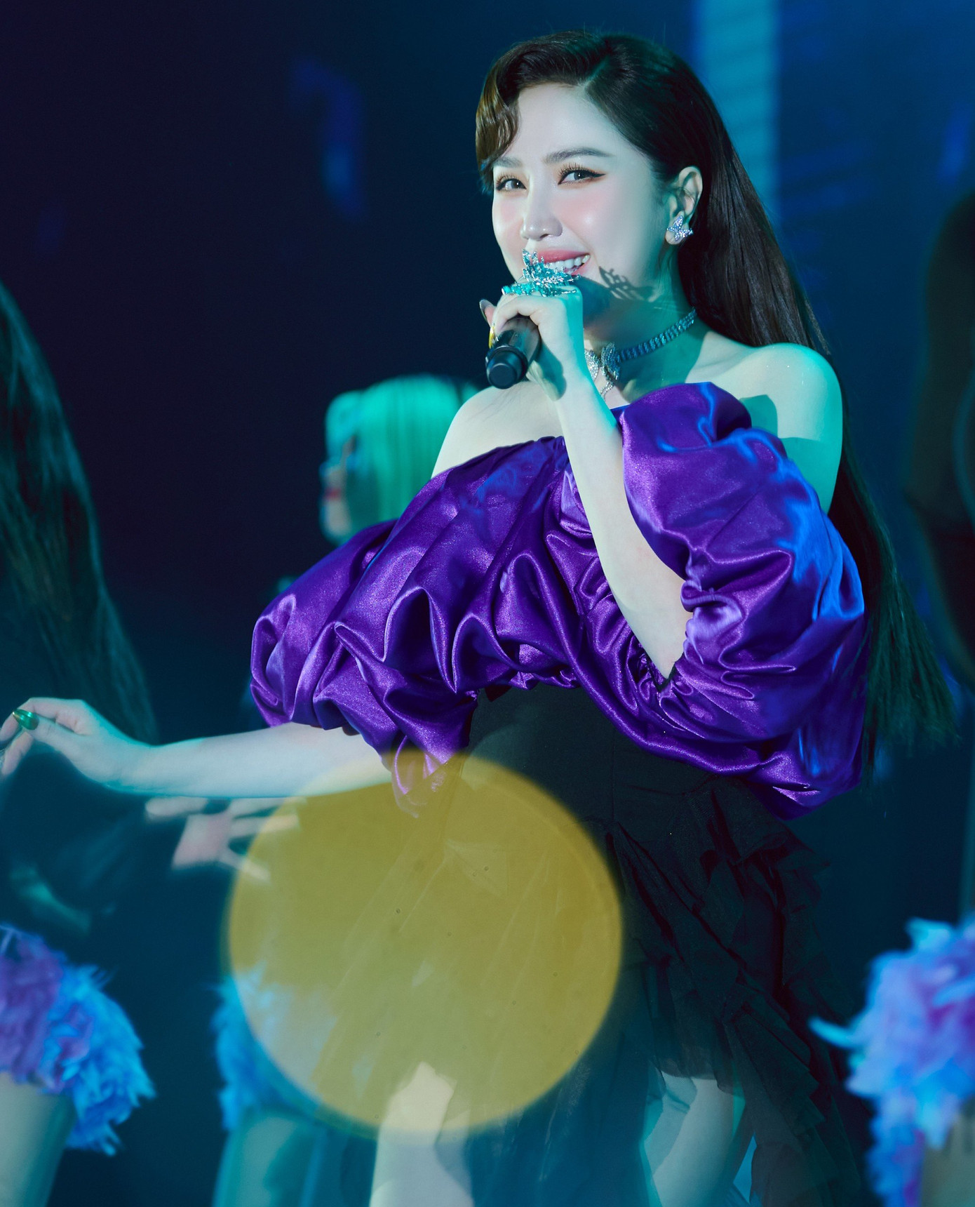 Ca sĩ Bảo Thy xuất hiện tại đêm nhạc với phong cách trẻ trung. Trang phục bèo nhún 3D tạo hiệu ứng trình diễn và giúp cô khoe vai thon trên sân khấu.
