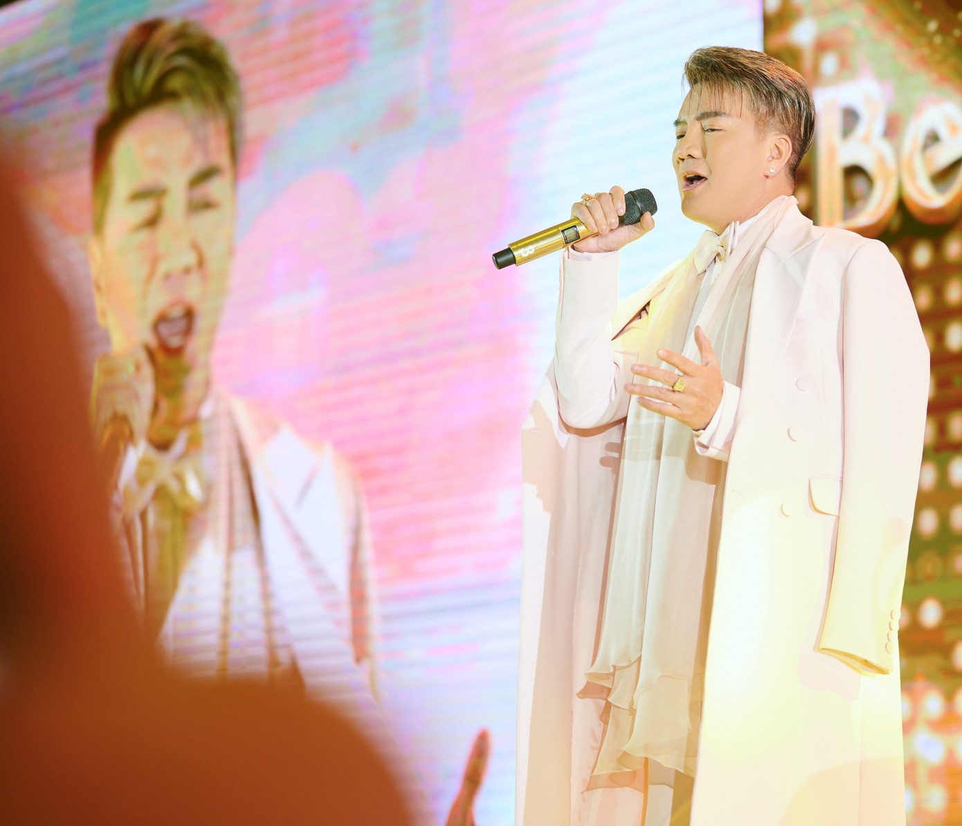 Khi được hỏi lý do giữ sức hút suốt nhiều năm, Đàm Vĩnh Hưng nói anh là người luôn nỗ lực, làm mới bản thân, bắt trend, biết chăm chút ngoại hình.