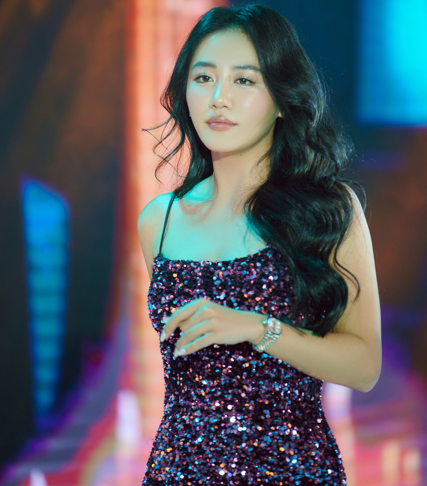 Ca sĩ 29 tuổi sau đó biểu diễn Hương, Martini… Phần trình diễn của nữ ca sĩ nhận được sự cổ vũ của nghệ sĩ, khách mời.