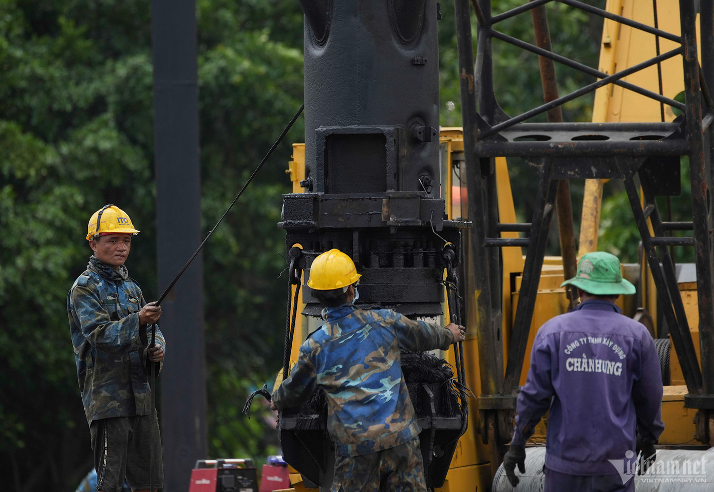 Trên công trường dự án, liên danh các nhà thầu đã tập kết thiết bị, nhân lực, tổ chức thi công đồng loạt nhiều hạng mục như đóng cọc SW bờ kè, đổ bê tông dầm mũ, đóng cọc móng cống cấp II, thi công cống cấp II, sản xuất vật chất bê tông đúc sẵn (hào kỹ thuật, hố ga, nắp đan, cống tròn, cống hộp), thi công khoan cọc xi măng, gia cố nền…