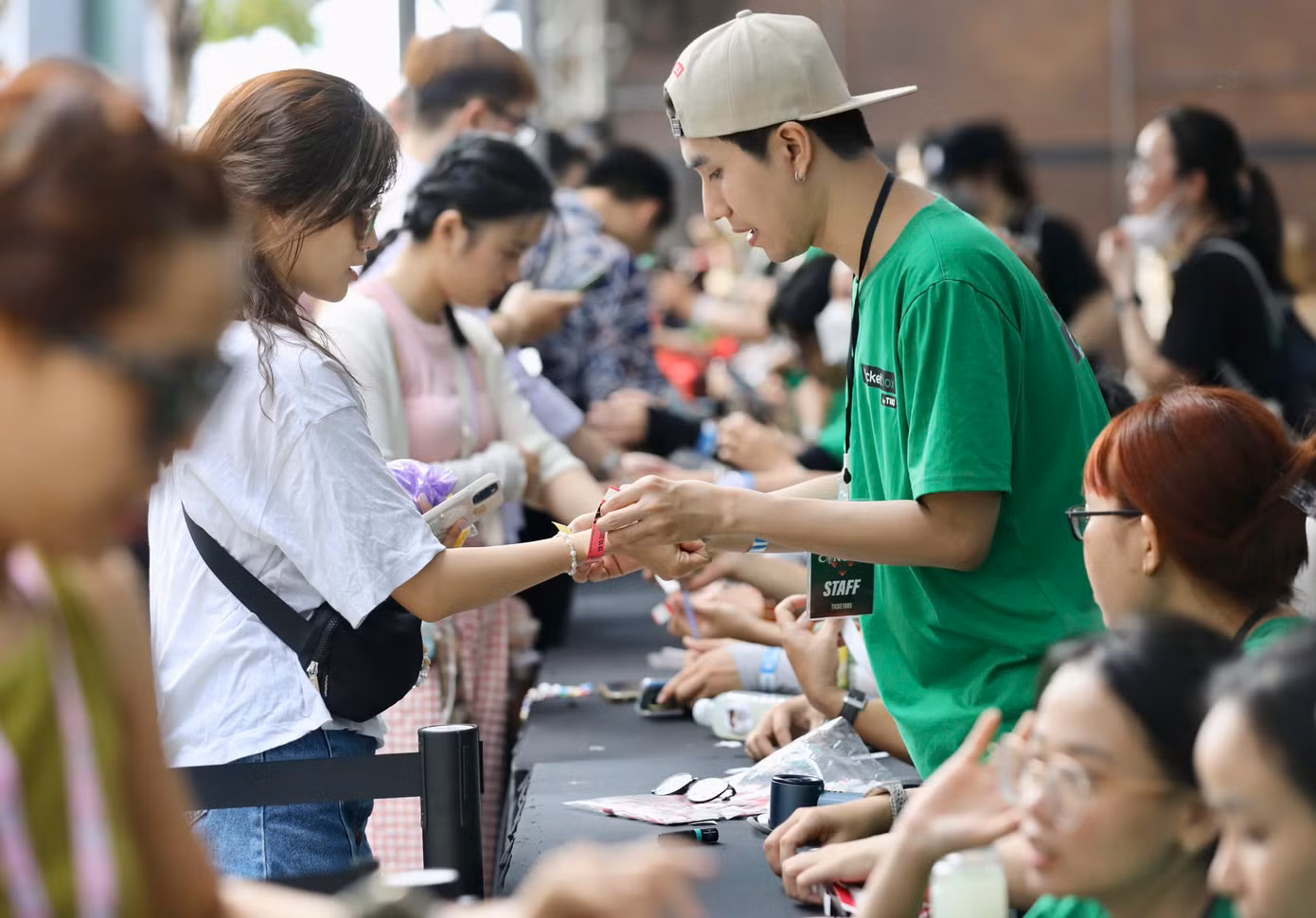 Live concert dự kiến có 20.000 khán giả. Ban tổ chức thận trọng khi phát vé vào cổng, lực lượng an ninh được bố trí khắp mọi cổng kiểm tra vé nghiêm ngặt.