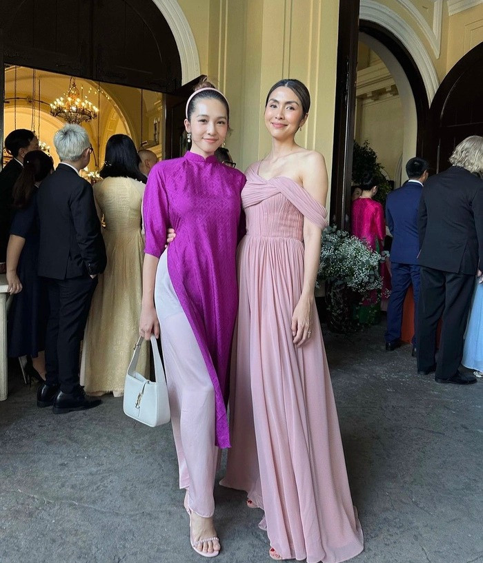 Tăng Thanh Hà có mặt và ngồi hàng ghế đầu trong lễ đường chứng kiến khoảnh khắc thành vợ chồng của Phillip Nguyễn và Linh Rin. Cô diện váy lệch vai tông hồng ngọt ngào, vấn tóc và trang điểm nhẹ nhàng trong ngày trọng đại của em chồng.