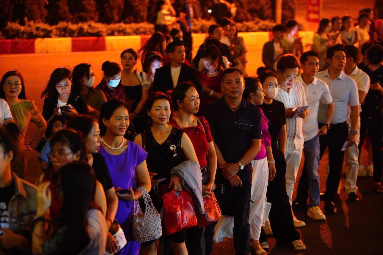 Khán giả xếp hàng ngoài Cung thể thao Quần Ngựa từ sớm chờ vào sân khấu chung khảo.