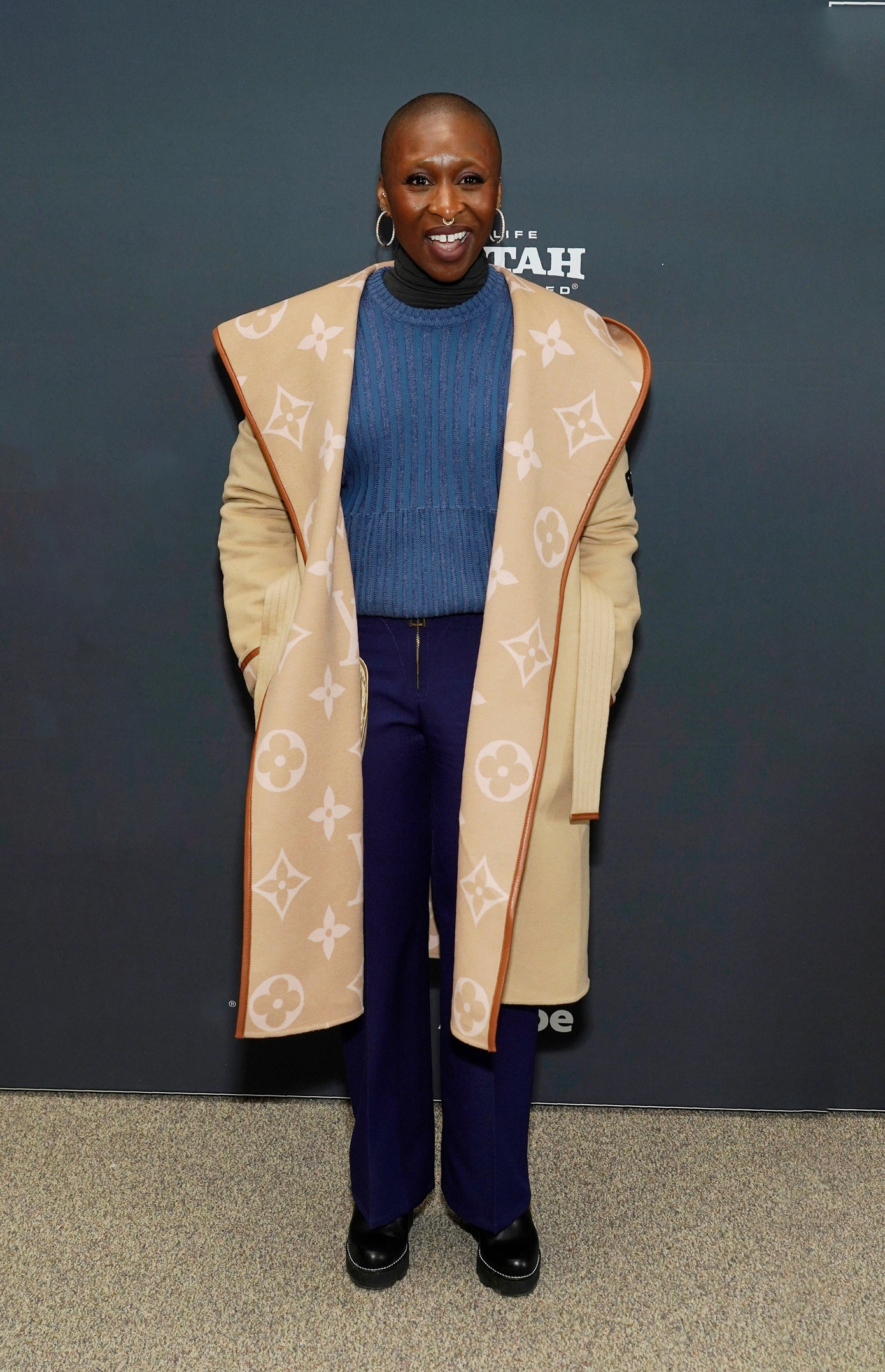 Cynthia Erivo diện nguyên cây đồ hiệu phong cách thanh lịch đến dự LHP Sundance. Nhà sản xuất kiêm diễn viên phim Debby Ryan gây ấn tượng với áo khoác màu be và cách phối trang phục thanh lịch.