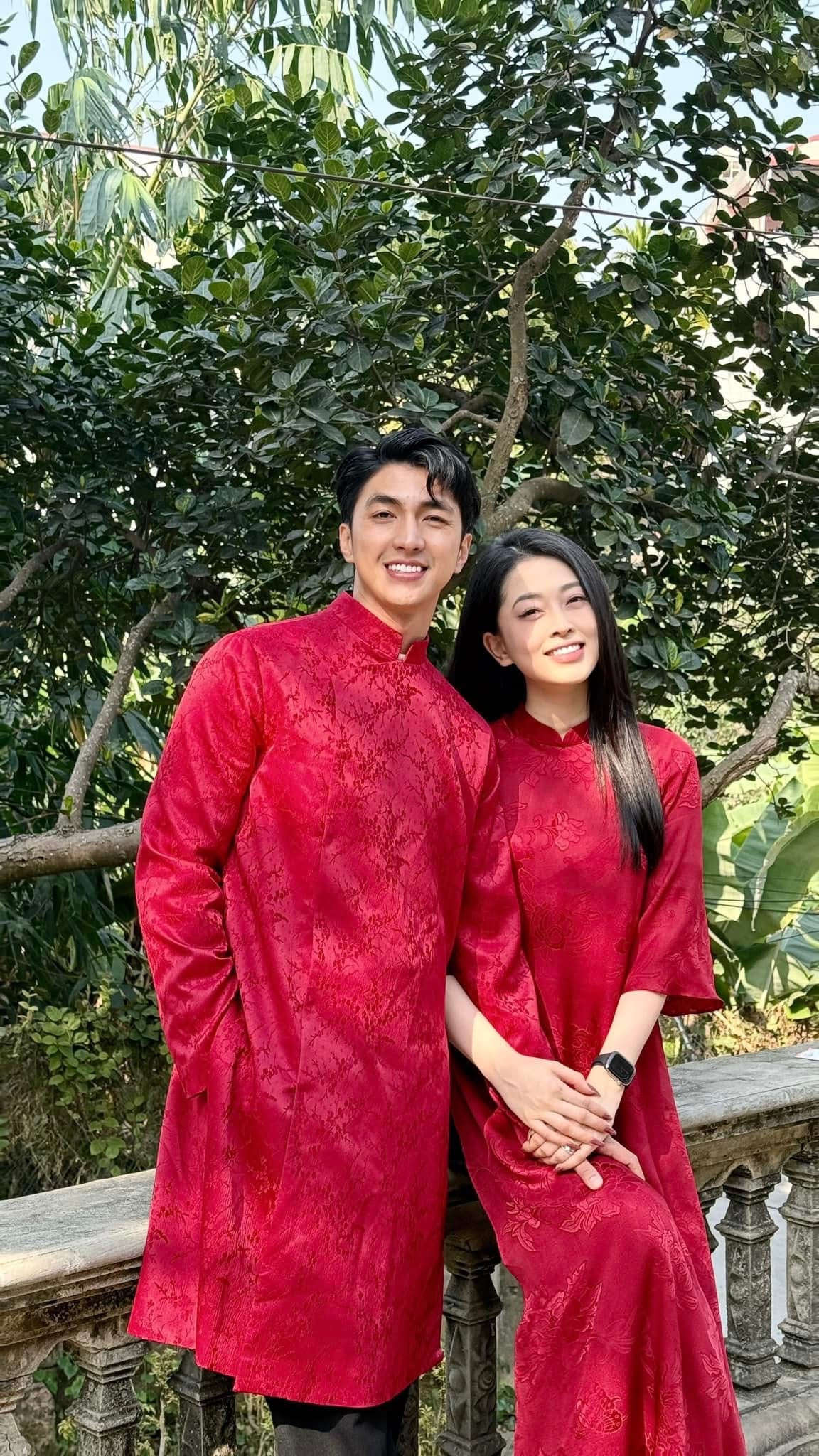 Á hậu Phương Nga và Bình An đang viral với bức ảnh chụp áo dài Tết phong cách cây nhà lá vườn. "Đúng là khi đẹp thì chụp ở đâu cũng đẹp, kể cả ngoài chuồng gà", khán giả bình luận.