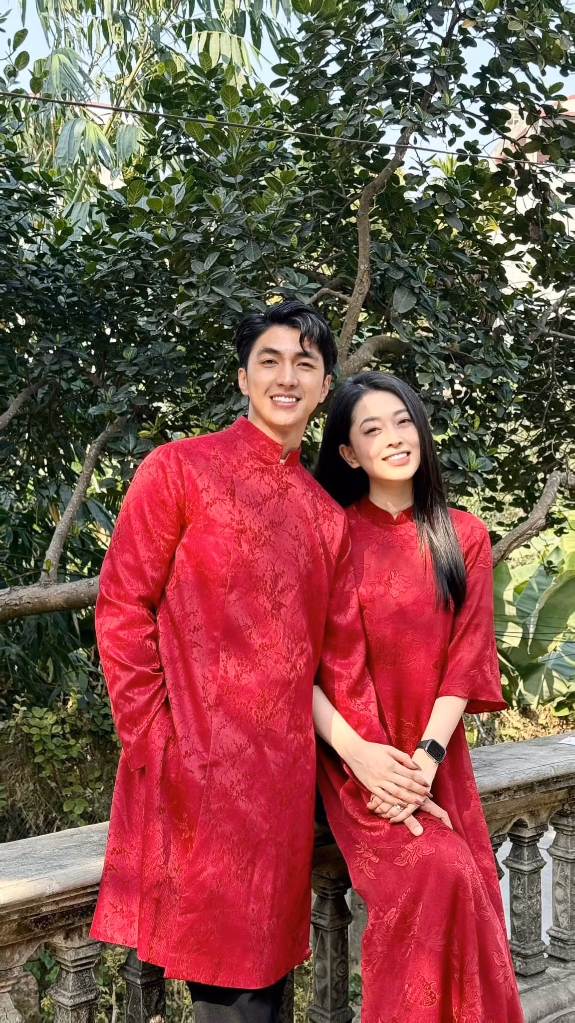 Á hậu Phương Nga và Bình An đang viral với bức ảnh chụp áo dài Tết phong cách cây nhà lá vườn. "Đúng là khi đẹp thì chụp ở đâu cũng đẹp, kể cả ngoài chuồng gà", khán giả bình luận.