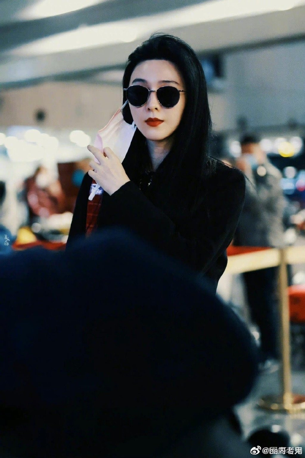 Phạm Băng Băng gây sốt khi xuất hiện chớp nhoáng tại sân bay.