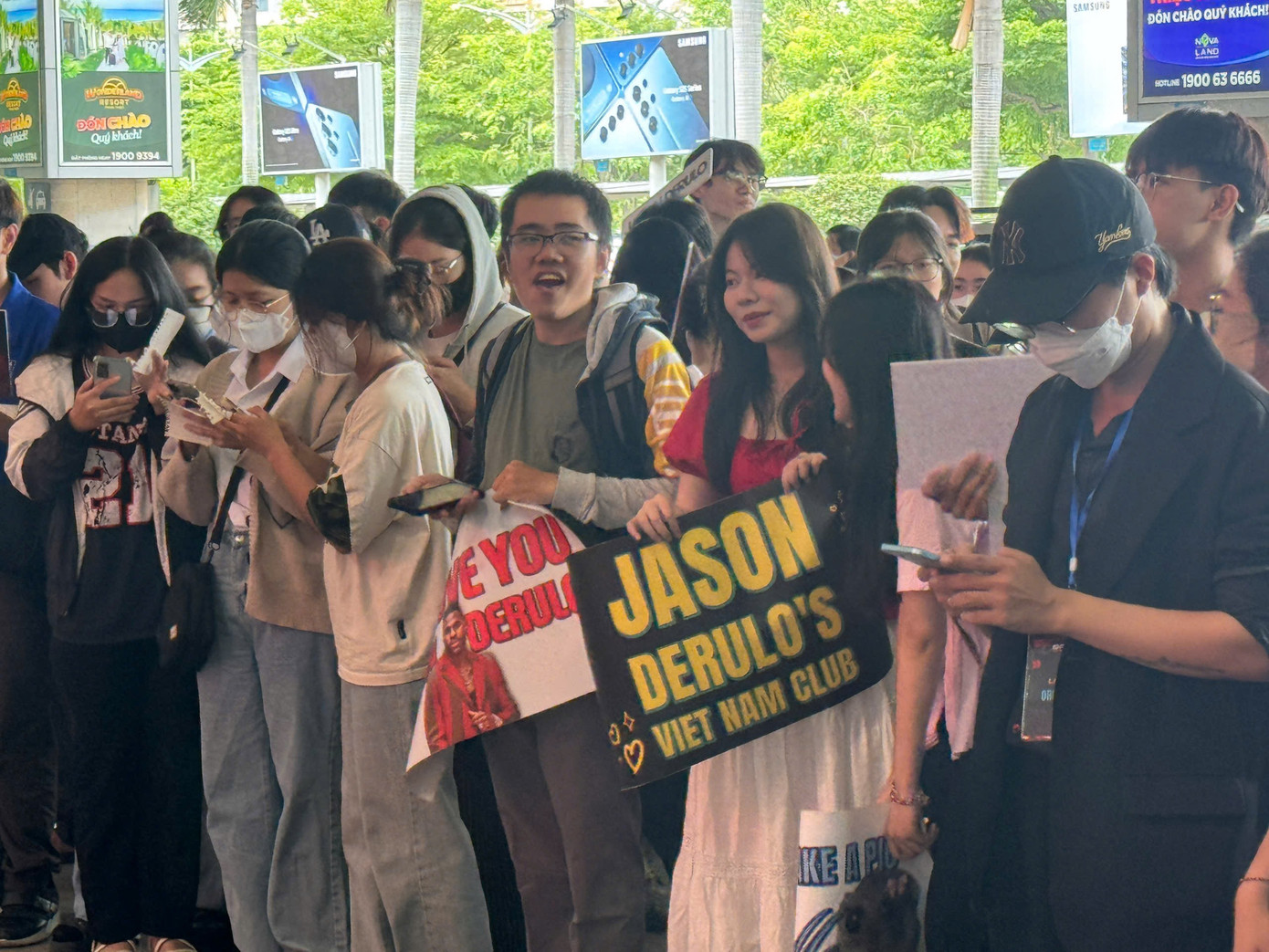 Khán giả ra sân bay đón Jason Derulo sang Việt Nam ngày 27/6 (nhưng không gặp được). Ảnh: BTC cung cấp. Khán giả ra sân bay đón Jason Derulo sang Việt Nam ngày 27/6 (nhưng không gặp được). Ảnh: BTC cung cấp.