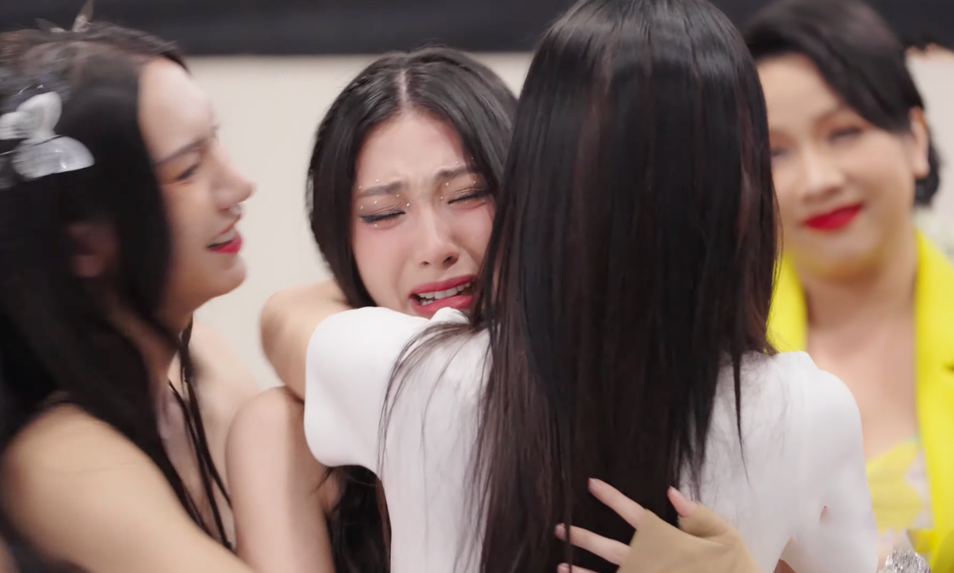 Khổng Tú Quỳnh khóc nức nở khi được Ninh Dương Lan Ngọc cứu.