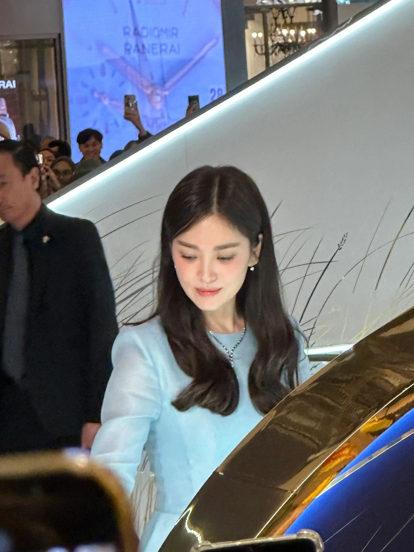 Mọi khoảnh khắc tại sự kiện của Song Hye Kyo đều được người hâm mộ quay lại. Hiện, Song Hye Kyo chọn được kiểu trang điểm phù hợp. Khoảng một năm trở lại đây, cô hiếm khi mắc lỗi make up khi xuất hiện tại sự kiện. Mọi khoảnh khắc tại sự kiện của Song Hye Kyo đều được người hâm mộ quay lại. Hiện, Song Hye Kyo chọn được kiểu trang điểm phù hợp. Khoảng một năm trở lại đây, cô hiếm khi mắc lỗi make up khi xuất hiện tại sự kiện.