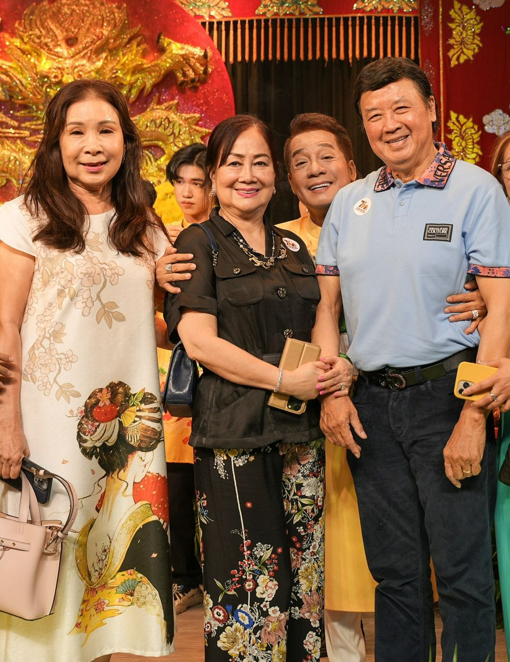 NSƯT Kim Xuân và vợ chồng NSƯT Bảo Quốc chụp ảnh cùng ông bầu sân khấu kịch Trương Hùng Minh trong ngày giỗ Tổ.